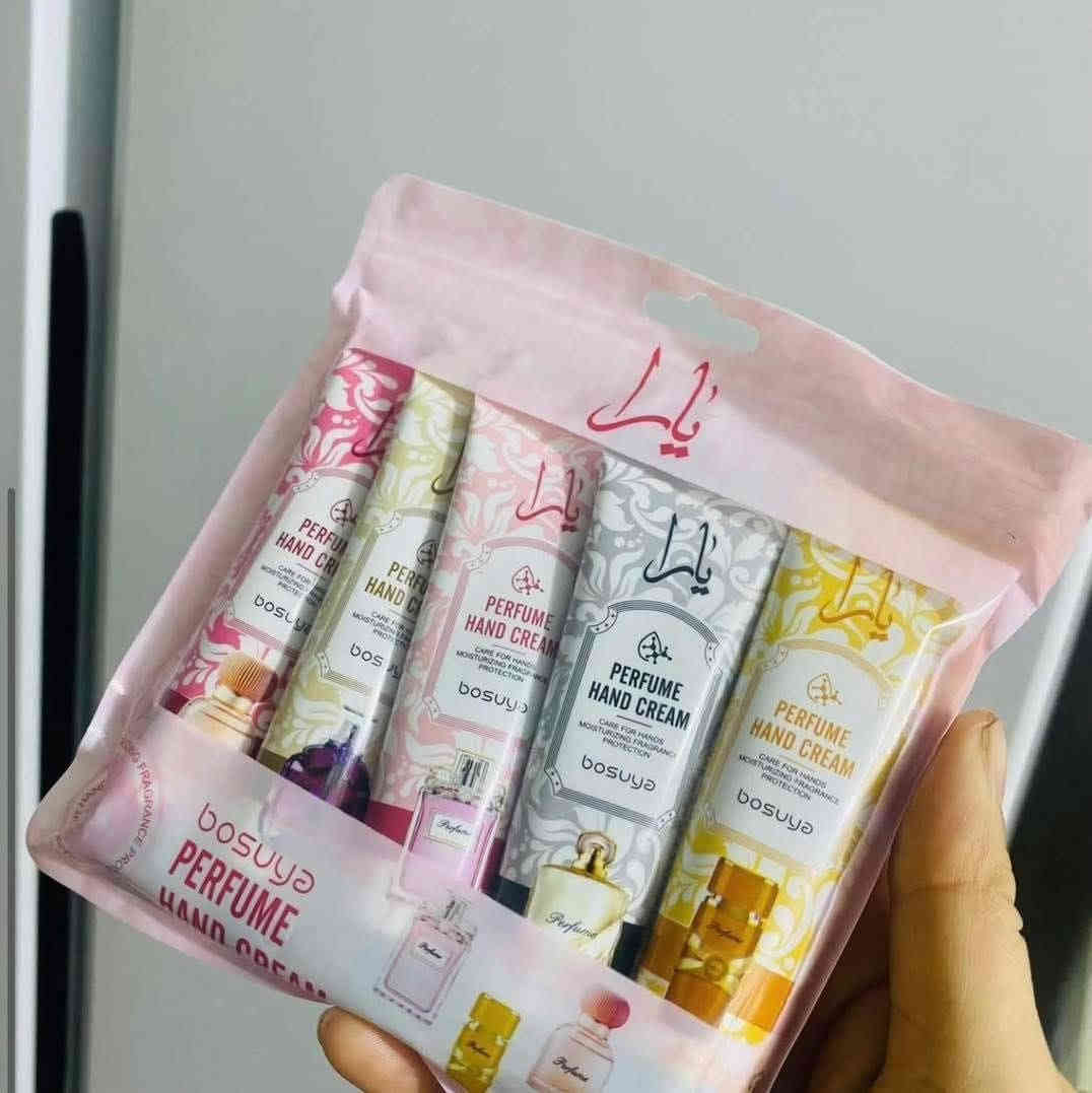 مجموعة كريمات لليدين من ماركة "يارا بوسيا" (Yara Bossia). 
تُعرف المجموعة باسم "بيرفيوم هاند كريم" (Perfume Hand Cream)، وهي مصممة للترطيب والتخلص من جفاف وخشونة اليدين.
تحتوي المجموعة على 5 عبوات بأحجام 30 جرام لكل عبوة.
تتميز الكريمات برائحة عطرية أنثوية فاخرة.
تساعد المكونات المغذية في الكريم على منح اليدين نعومة وانتعاشًا
السعر السيت بالف دينار يحتوي على 5 قطع 
العنوان الديوانيه شارع سالم مجاور مخبز الف عافيه
***********
