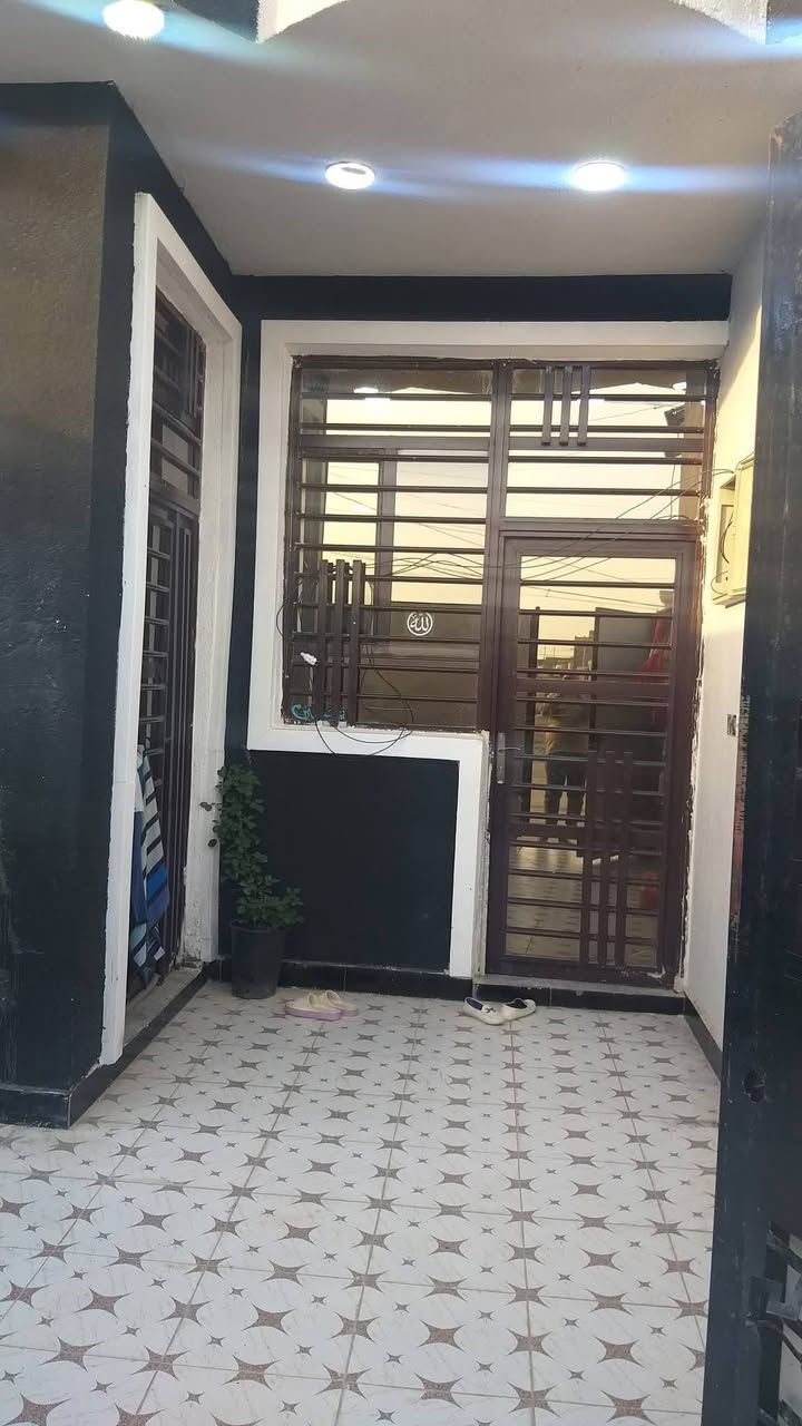 السلام عليكم دار سكن طابقين للبيع حديث البناء درجة اولئ في الكوت منطقة حي الحكيم الأولئ في الوائلية بالقرب من شارع الصب يقع على شارع 15م مساحتة 140م طابقين البناء طابوق درجة اولى والسقف صب مسلح والارضية والجدران سيراميك ويتكون البيت من غرفتين نوم وصالة واستقبال ومطبخ وصحيات داخلية وخارجية ومرقم من قبل البلدية السعر 57 وبي مجال الاستفسار الاتصال على هذا الرقم ***********
