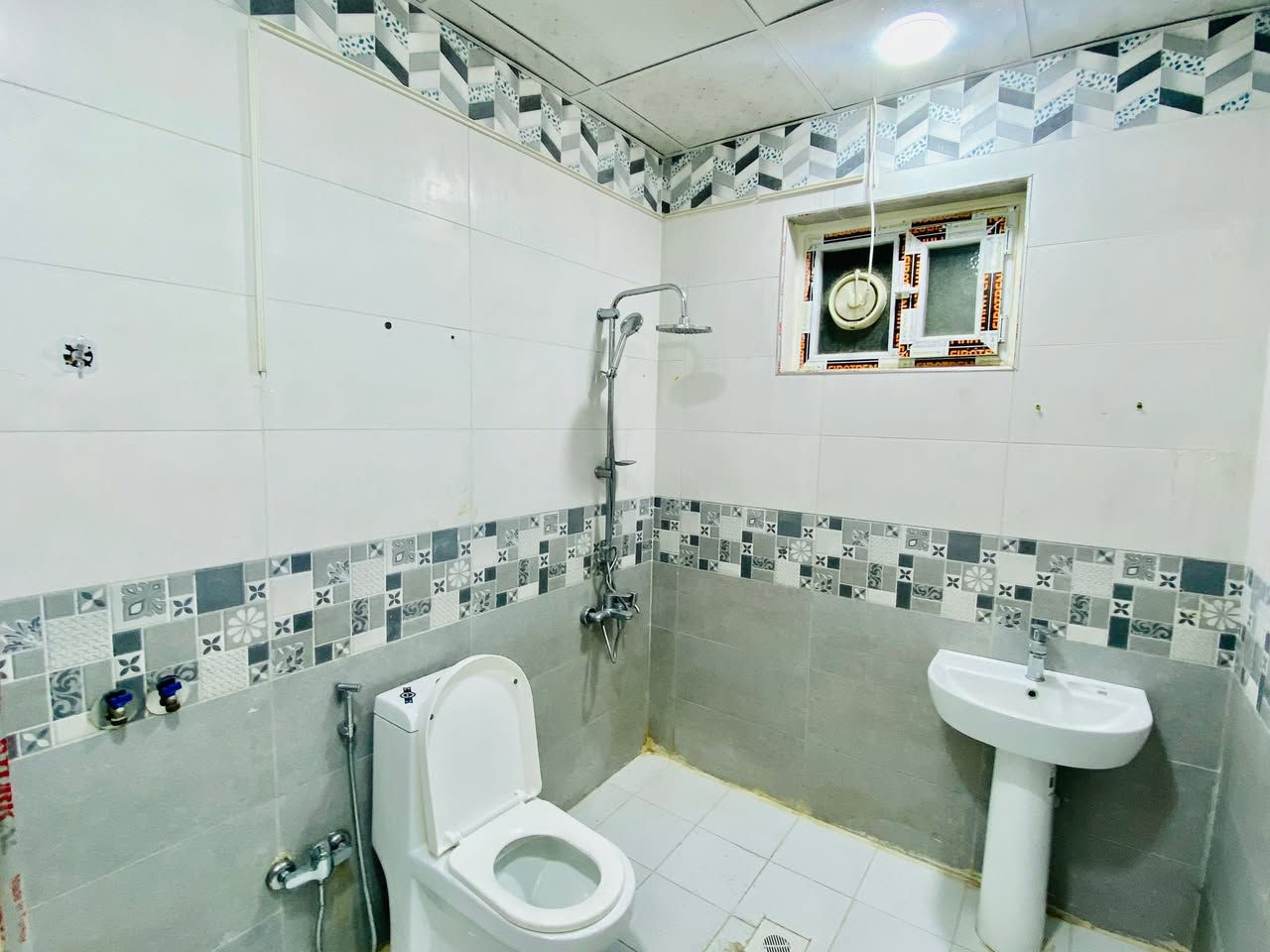 السلام عليكم
يتوفر شقة طابق ثاني  #للايجار 

العنوان 📌 #المنصور حي العربي

🚨 بدون دلالية من صاحبها مباشرة 

 🏠المساحة  100 متر بناء حديث 

يتكون من 

🔵غرفة استقبال

🔵 غرف نوم عدد 2

🔵 مطبخ 

🔵صحيات

السعر: 
الطابق الأول ب ٩٠٠ الف قفل
الطابق الثاني ب ٩٠٠ ألف قفل

 ⛔️ الايجار حصرا للعوائل

لمزيد من المعلومات الاتصال على 
👇👇👇
***********
