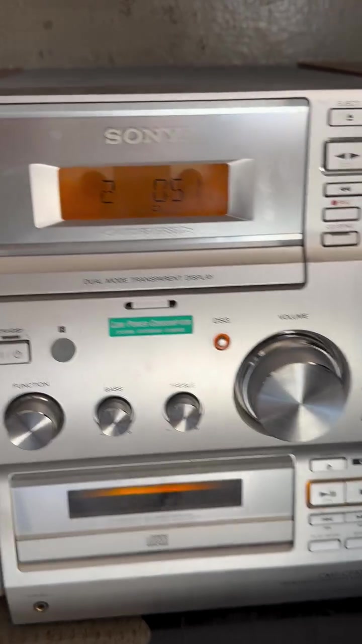 ميني سستم سوني 220 فولت
كامل مع سماعات 2 والريمون مالته والكتلوك 
يشغل اوكس و قرص و fm و كاسيت شغال كله نظافه ١٠٠٪؜ سعره ٨٥ 
مكاني بغداد الطوبجي ***********
