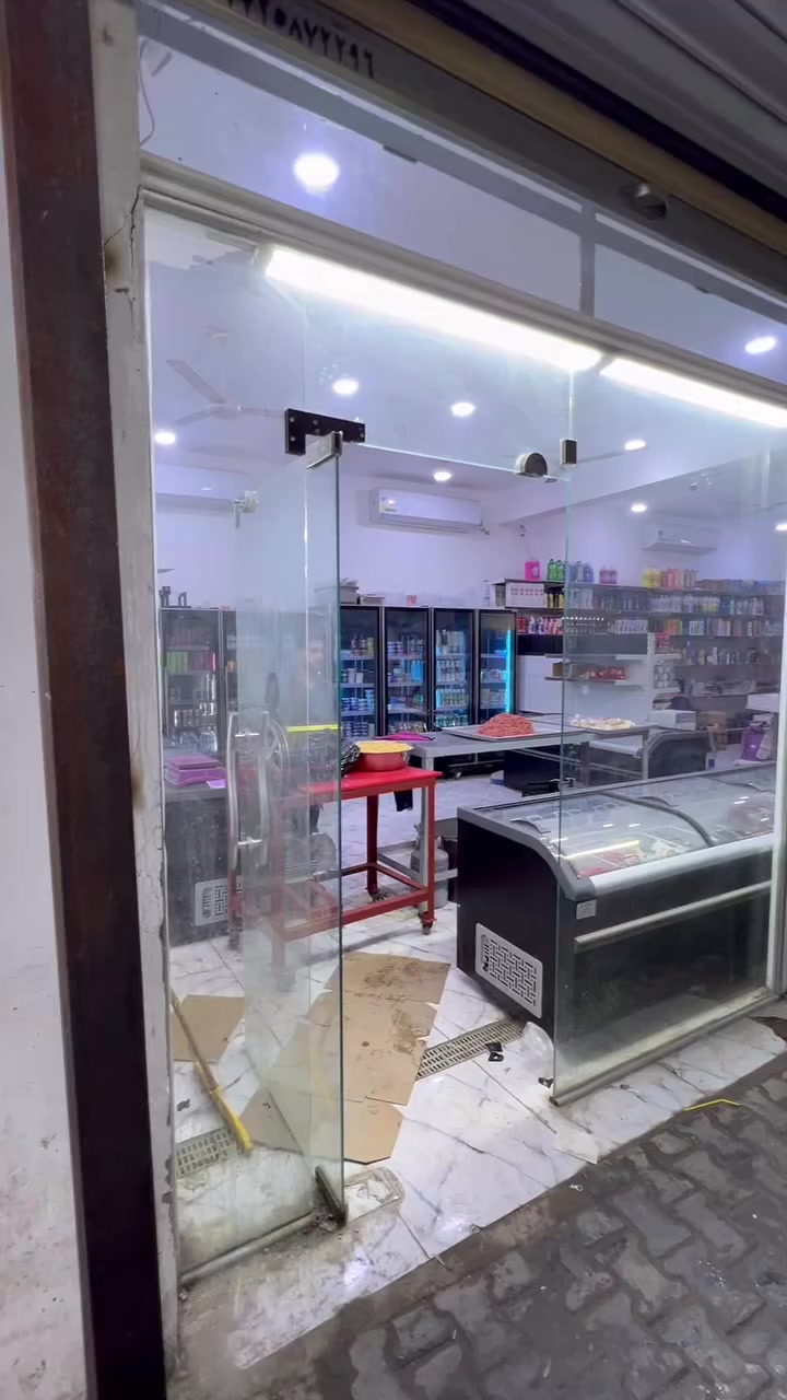 جام خانه للبيع الطول مترين وسبعين ارتفاع  مترين ونص العدد 2
الاتصال ***********
