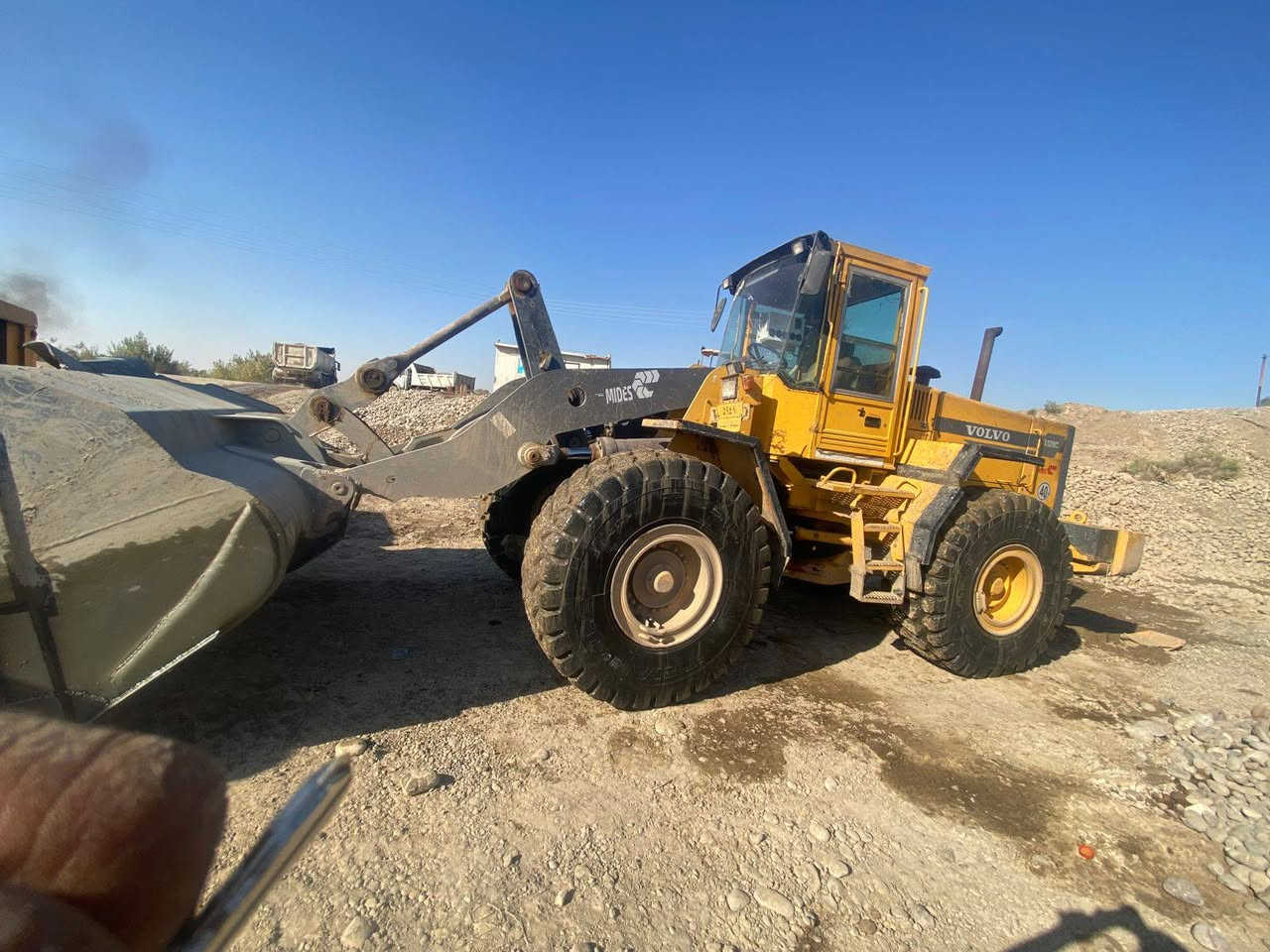 السلام عليكم
شفل ڤالڤو موديل 2000

حجم 120

رقم سليمانيه تحويل مباشر 

محرك كير كهربائيات كلها شرط 

السعر 425 $ وبي مجال 

تايرات نص عمر‏ الاستفسار الاتصال ع الرقم ناحية العلم ‪***********‬‏
