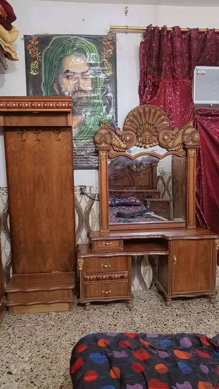سلام عليكم عندي غرفه ٦ باب بس مابيه تخت مكسور ٣٠٠ بيه مجال***********

