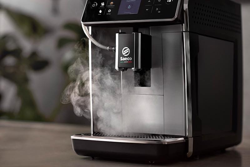 ماكينة القهوة Saeco GranAroma، وهي ماكينة أوتوماتيكية بالكامل مُصممة لتقديم تجربة باريستا احترافية في المنزل. تتميز الماكينة بتصميم عصري يجمع بين اللون الأسود واللمسات الفضية، مع واجهة تعمل باللمس وشاشة ملونة تعرض خيارات متنوعة من المشروبات.

1. إعدادات المشروبات والتخصيص
عدد المشروبات: تحضر 16 نوعاً من المشروبات بلمسة زر واحدة (إسبريسو، كابتشينو، لاتيه ماكياتو، كورتادو، أمريكانو، وغيرها) 
نظام CoffeeMaestro: يوفر 3 إعدادات مسبقة للذوق (Delicato, Intenso, Forte) تقوم تلقائياً بضبط الإعدادات للحصول على النكهة المطلوبة.
مُخصص القهوة (Coffee Equalizer): يسمح بتعديل أدق التفاصيل يدوياً عبر الشاشة: (قوة القهوة، كمية القهوة والحليب، درجة الحرارة، وكمية الرغوة).
2. التقنيات والابتكار
نظام LatteDuo: القدرة على تحضير كوبين من أي وصفة (بما في ذلك المشروبات التي تحتوي على حليب كالكابتشينو) في نفس الوقت.
المطحنة: مطحنة سيراميك 100% قابلة للتعديل بـ 12 مستوًى للطحن، تضمن طول العمر وعدم حرق البن 
تقنية HygieSteam: نظام تنظيف تلقائي يقوم بتنظيف مسارات الحليب بالبخار الساخن بعد كل استخدام لإزالة 99.9% من البكتيريا.
3. السعة والتصميم
خزان المياه: سعة 1.8 لتر، يدعم فلتر AquaClean لمنع التكلس.
حاوية الحبوب: تتسع لـ 300 جرام من البن وتأتي مع غطاء يحفظ الرائحة (Aroma Seal).
حاوية الحليب: تأتي مع دورق حليب خارجي بسعة 0.6 لتر.
ملفات تعريف المستخدمين: تخزين التفضيلات الشخصية لـ 6 مستخدمين مختلفين 
4. الأبعاد والمواد
الأبعاد: 262 × 383 × 448 ملم تقريباً.
ضغط المضخة: 15 بار لاستخلاص مثالي للنكهة.
الواجهة: شاشة ملونة بالكامل تعمل باللمس (TFT) مع أزرار سريعة للمشروبات الأكثر طلباً


**إذا كنت صاحب هذا الإعلان وتريد حذفه لأي سبب، رجاءا أرسل رسالة إلى الدعم الفني**