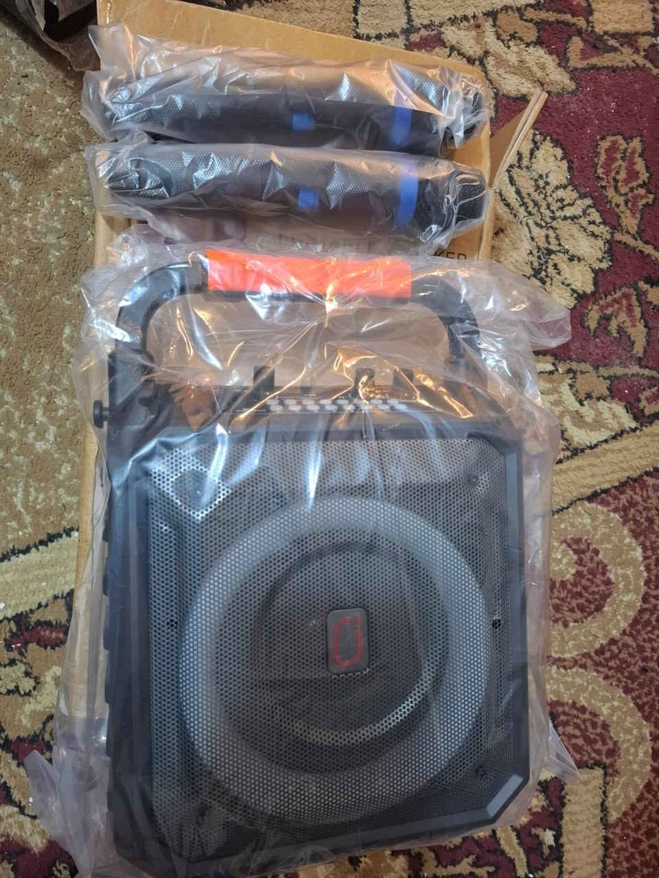 سلام عليكم عندي هاي السبيكرات كل قطعه ب سعر معين للبيع جديد ممستخدم توصيل لجميع المحافظات ***********
