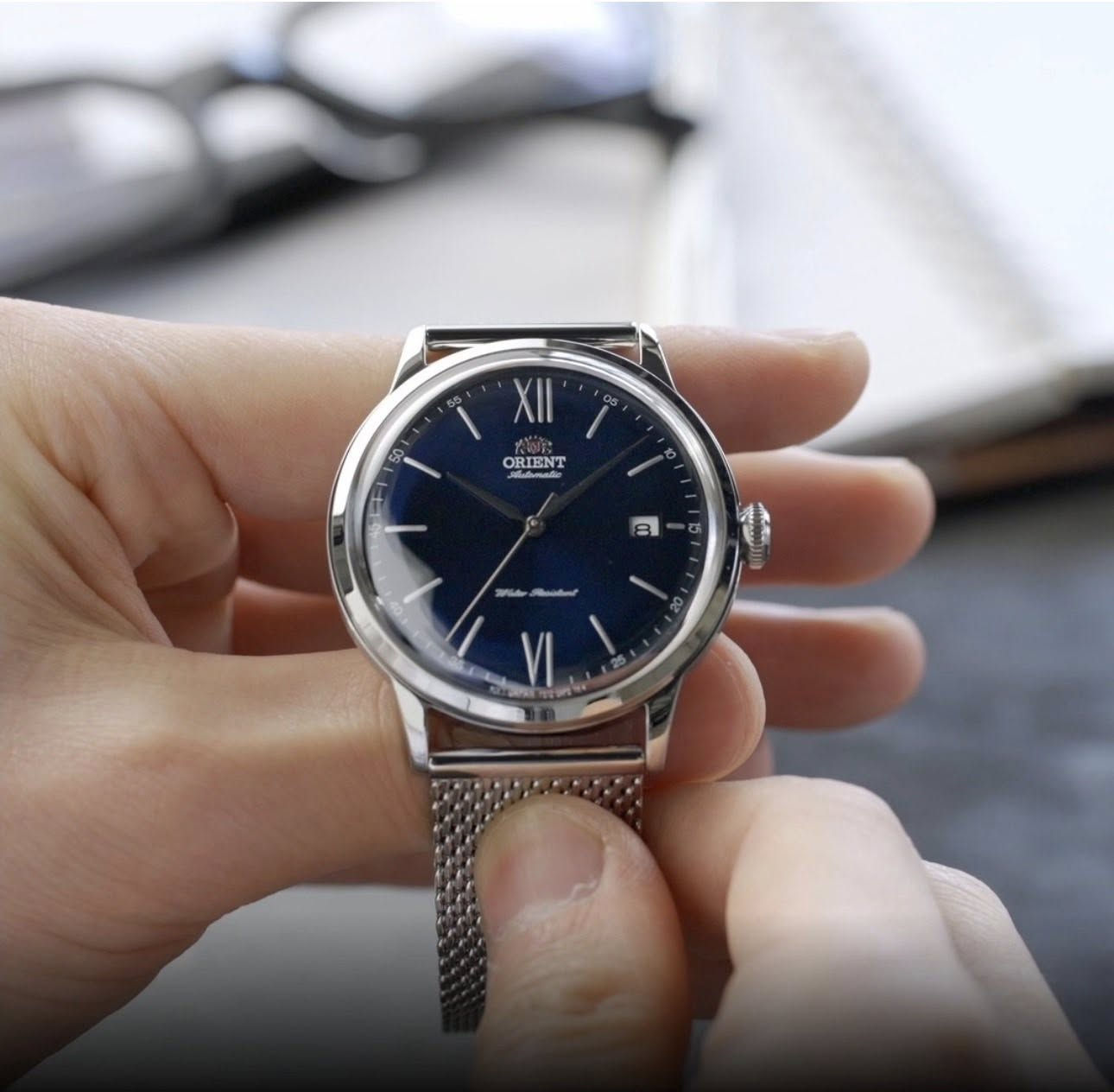 �

ساعة Orient
Bambino Gen 6
RA-AC0018E10B

مينا باللون النيلي الراقي مع الزجاج المنحني المميز لسلسلة بامبينو… انعكاس فاخر تحت الإضاءة ✨

🔹 حركة أوتوماتيك كاليبر F6724
🔹 22 جوهرة
🔹 احتياطي طاقة 40 ساعة
🔹 هيكل ستانلس ستيل
🔹 القطر 40.5 ملم
🔹 السماكة 11.7 ملم
🔹 زجاج صلب منحني
🔹 سوار شبكي ستانلس ستيل
🔹 مقاومة ماء 5 ATM

المزايا:
✔️ عرض ساعات – دقائق – ثواني
✔️ عرض التاريخ

اللون النيلي يعطي طابع رسمي فاخر ومناسب للبدلة والإطلالة اليومية الأنيقة 👔

✔️ ضمان أصالة حقيقي
✔️ فحص كامل قبل التسليم
✔️ توصيل متاح

📞 ***********

#Orient
#Bambino
#ساعة_اوتوماتيك
#ساعة_نيلي
#ساعة_يابانية
#ساعات_اصلية
#AB
#بغداد
#شارع_فلسطين
