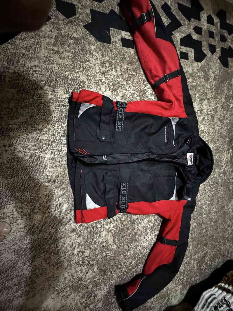 السلام عليكم يوجد بدله ماركه   مال دراجه بطح والثاني ستره مال رحاله كسارات منه وبيه  والسعر اتصل***********  العنوان بغداد
