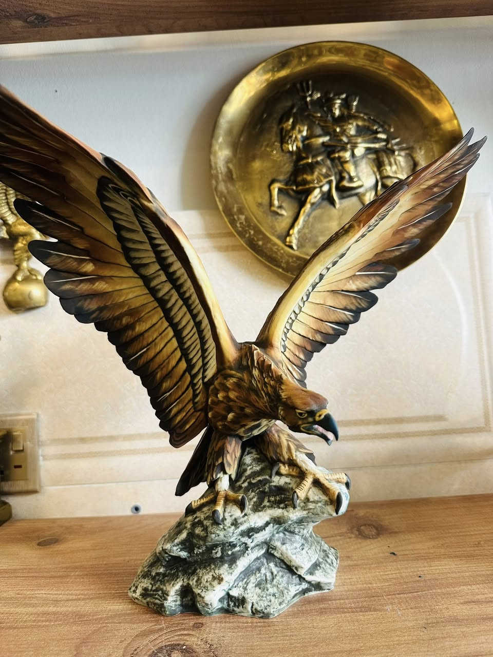 نسر بورسلاين ماركة نابولي ايطالي عمل يدوي الاتفاع 30 سم عرض الجناح 30 سم
*********** واتساب المحل في السليمانية يوجد توصيل
