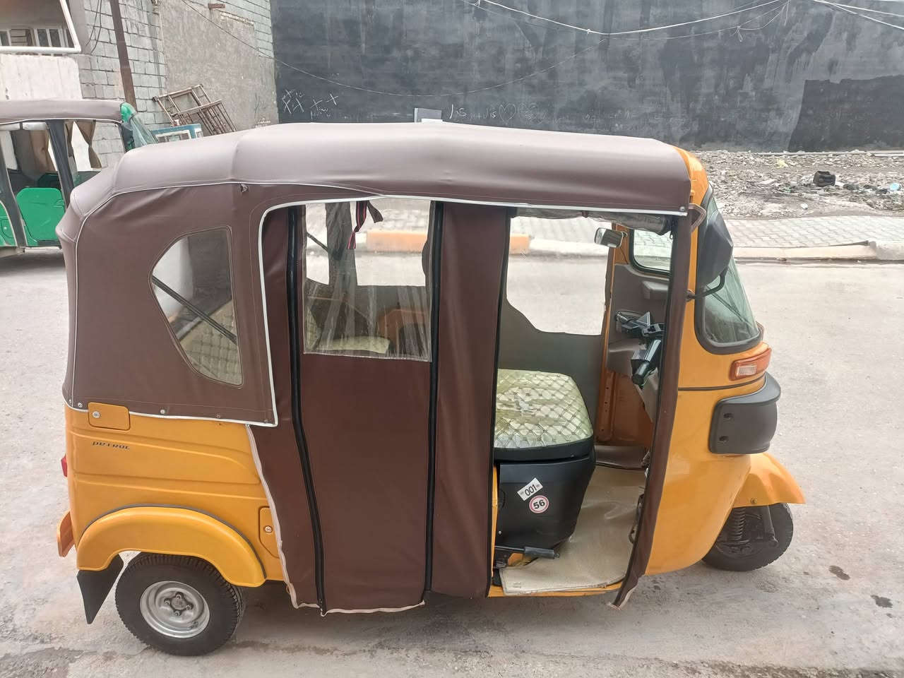 السلام عليكم تكتك للبيع موديل 21رقم انكليزي بغداد باقي على استلام اللوحات مشروع وطني تخم تاير البارحه شاده مكينه لاتنقيص ولاتبخير اكسل خير من الله للاتصال على الرقم ***********
