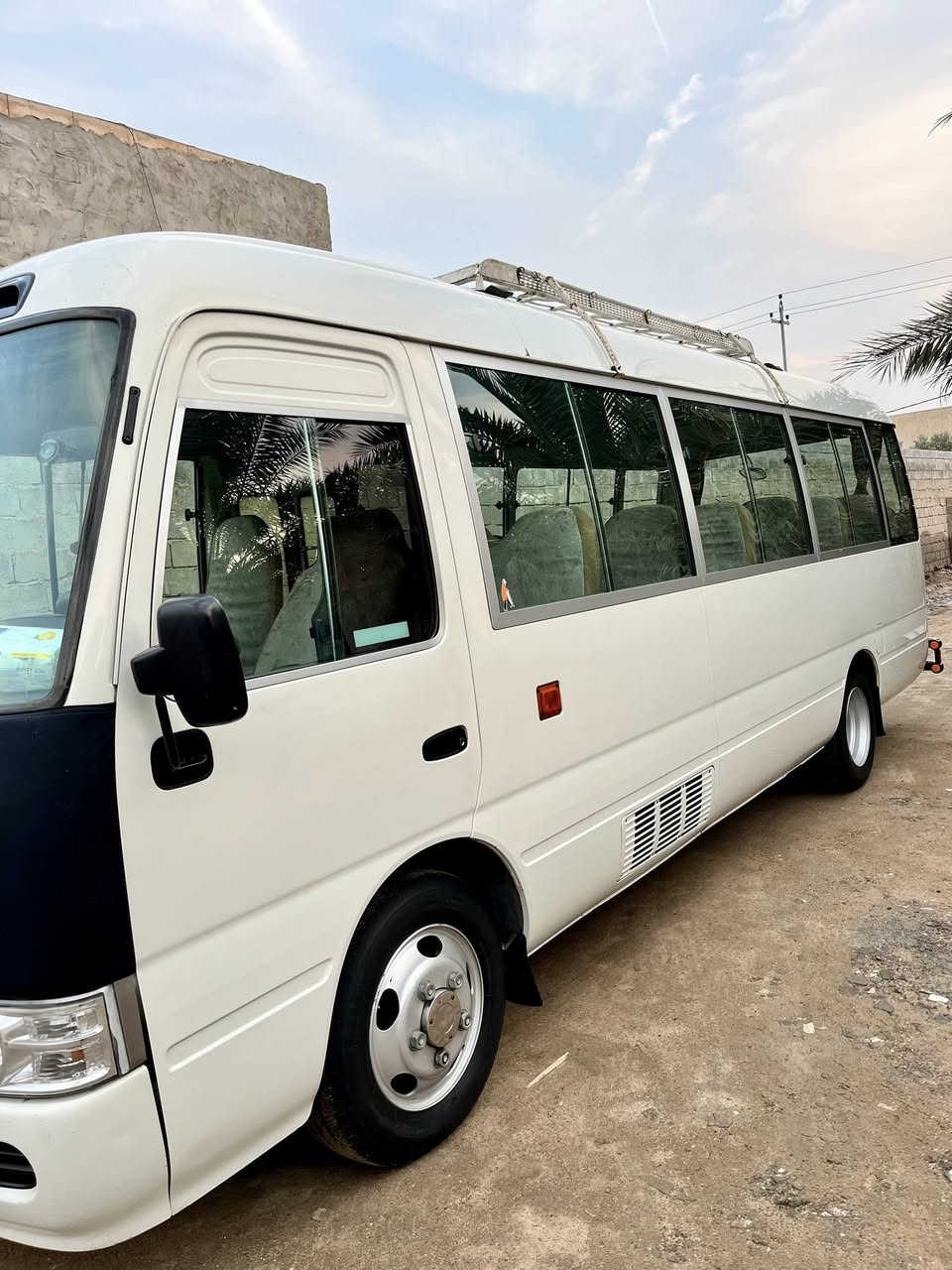 سلام عليكم كوستر لبيع 2016بيه ربع ابو لباتري صبق ولباقي مكفول فتحه تانكي وتبريد محور سياره مامزرفه عله بلاده رقم الماني  سعر شداد 3و 80وبيه  مجال رقم الهاتف ***********
