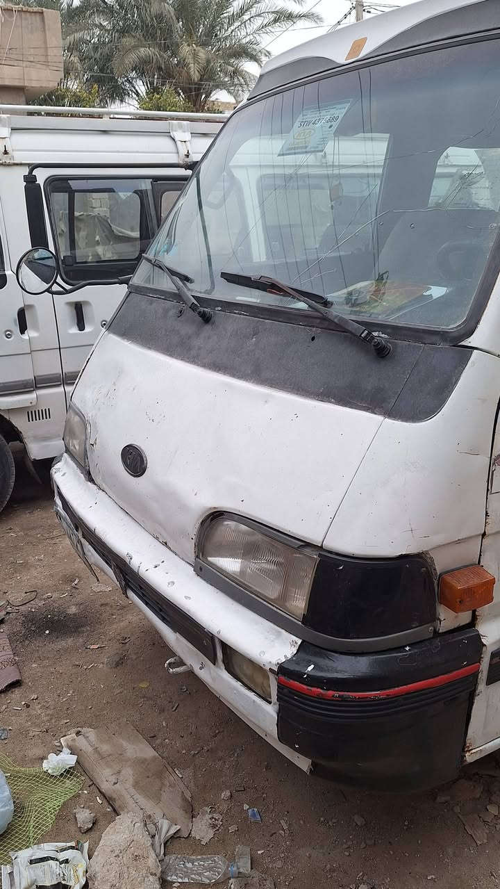 كيا اسيا موديل ٢٠٠٠ بلاديه بس صفحت الطويله بهه معجون وره باب السايق  سنويه ال٢٧ راعيهة يريد مداور مصفره من هيه ومرور  كير اكسن خير من الله  مكينه هستوهة بادي بيهة خيط بخار  سعر ٦٠وبيهة مجال قليل مكاني كربلاء ***********
