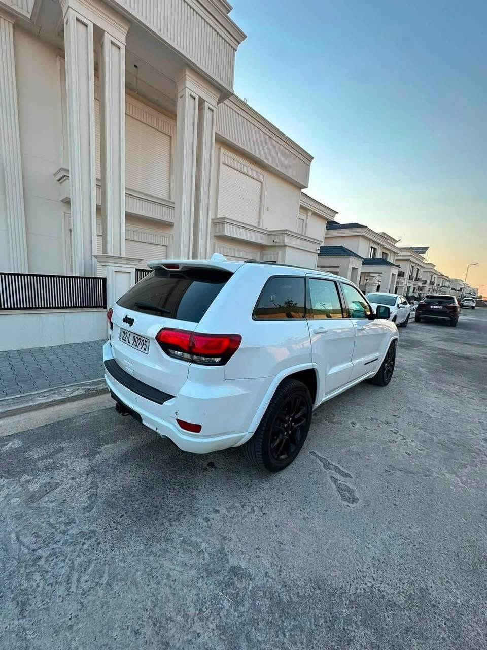 Jeep black top 2020 
السياره بدون صبغ ماشيه ٨٥ مايل 
فول عده الفتحه 
بدون صبغ بدون حادث بيها بس دشبول محترگ ومبدل بلادي بدون دواخل بدون ايرباگ 
السعر ٢٢٥ وبي مجال بسيط 
مكان السياره ' السليمانيه 
للأتصال ' *********** السليمانية, العراق
