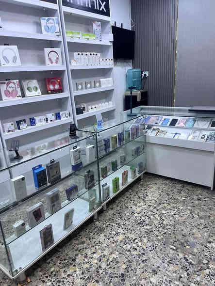 السلام عليكم ورحمة الله وبركاته محل تلفونات للبيع  يحتوي على فاترينات زجاج عدد(٣) وميز صيانه عدد(١) وفاترينات عدد(٣) واكسسوارات كامله للبيع الاستفسار خاص او على الرقم. ***********
عنوان المحل بغداد العبيدي حي الرئاسة
