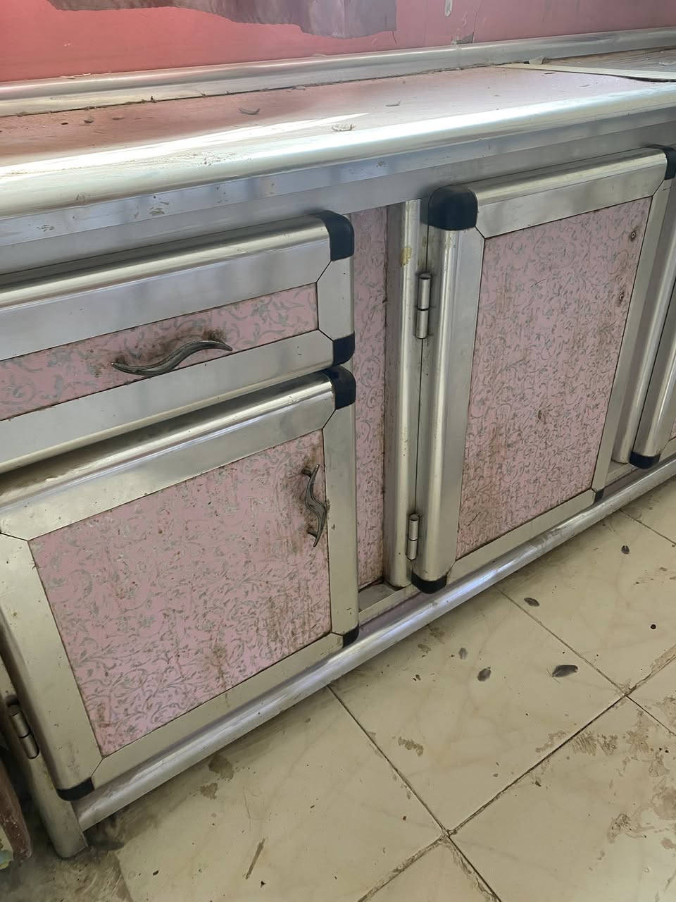 كاونتر للبيع طوله مترتين نضيف  كلشي مابي بس يرادله غسل وكم يده  سعر 50 وبي مجال ‭٠٧٧٧ ٥٣٣ ٢١١٨‬
