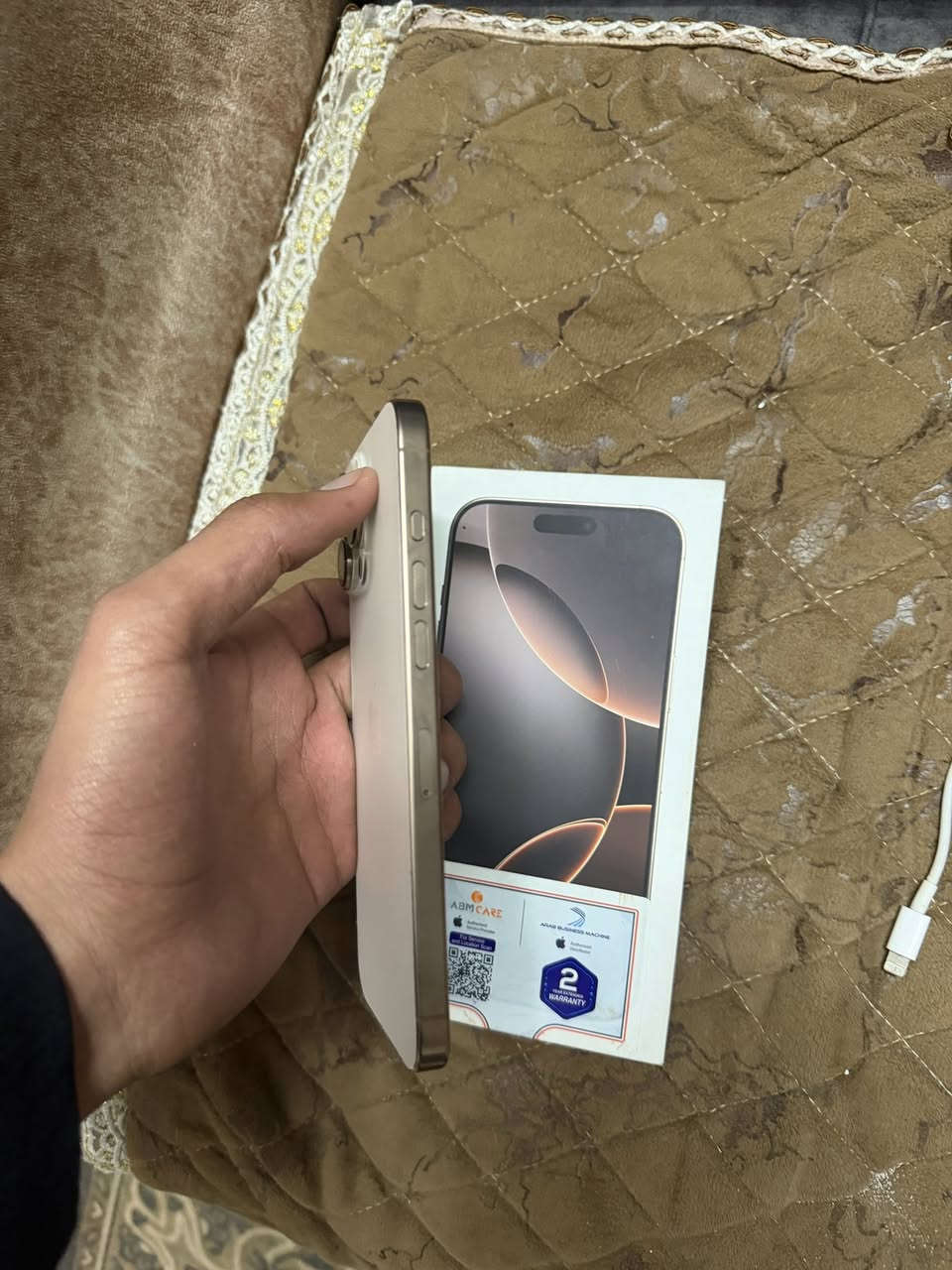 السلام عليكم للبيع ايفون 16 pro max  مبدل ضهر الجهاز نضافة 100% مشحون 77 مره السعر 1300 واتساب ***********
