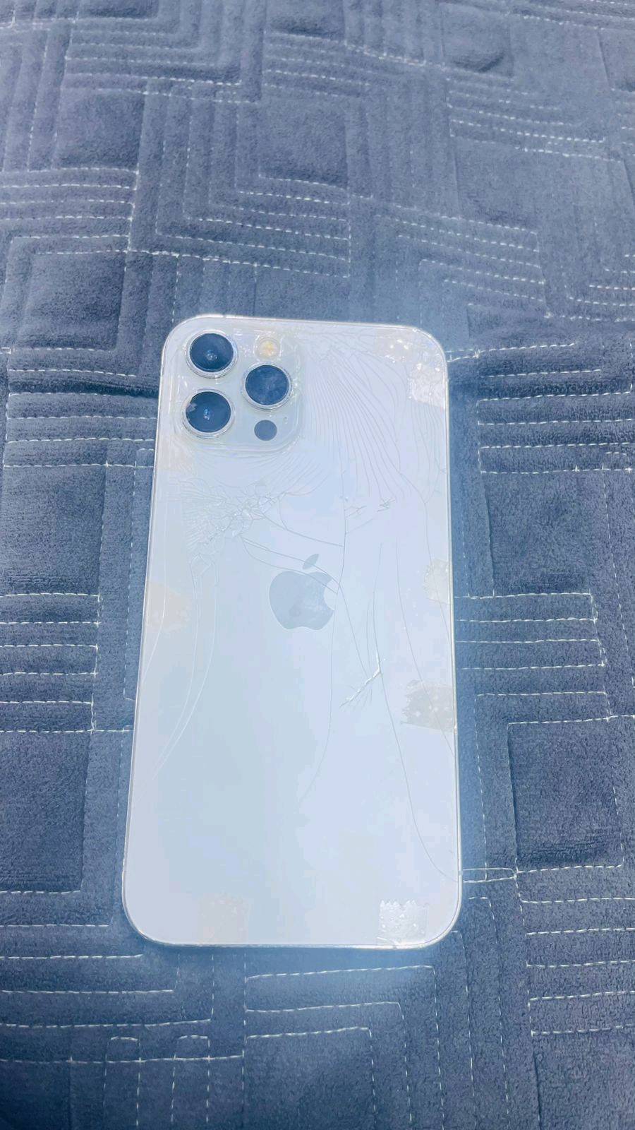 السلام عليكم للبيع ايفون 12 برو ماكس ذاكره 256 لون ابيض الضهر مكسور والشاشه مبدله اصلي وبطاريه مبدله اصلي والكاميرات عطل العنوان بغداد الكاظميه 