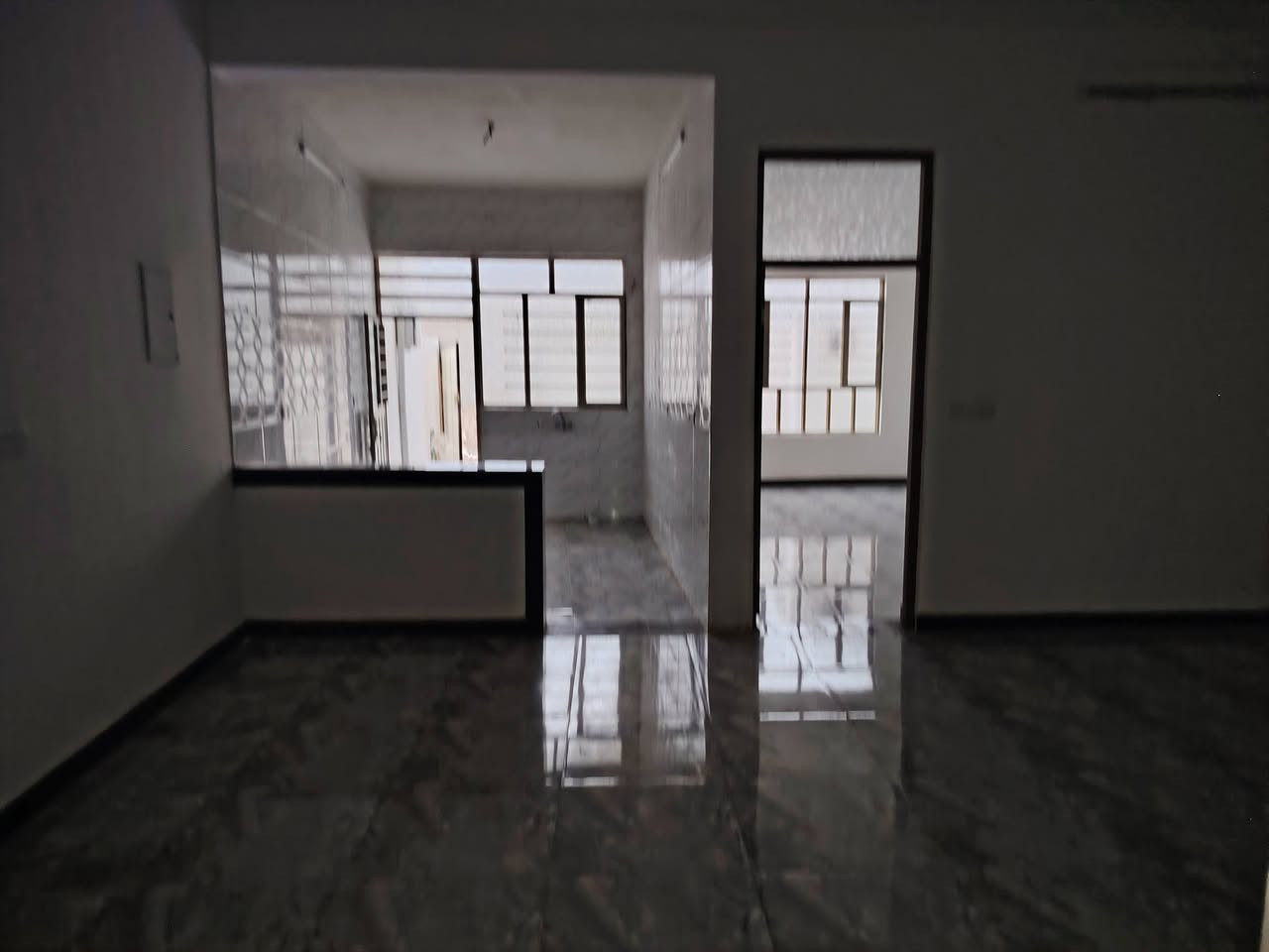 يالله سلام عليكم دار للبيع بغداد المدائن منطقه بانوراما قريب كلش على مدارس بناء حديث بعده ممسكون فارغ حاليآ مساحه ١٤٠ متر يتكون الدار من غرفة نوم واحده واستقبال صاله كبيره مطبخ كبير ستقبال 6في 5 صحيات داخلية خارجيه زراعي بعد ممسكون فارغ حاليآ كامل من كلشي صحيات كيزر تانكي ماطور ماء صطح مغلف ماده الاوزكام للاستفسار الاتصال على الارقام *********** أو *********** وات ساب
