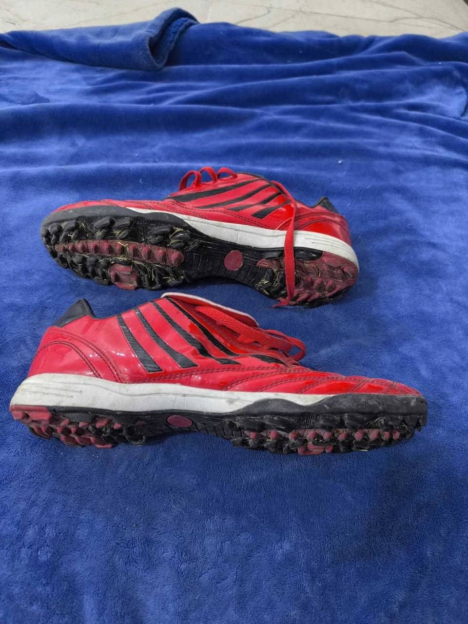 السلام عليكم احذيه رياضيه محبب اصلي شرط النظافه العدد /39 
جمله فقط سعر الزوج 15 نهايتهن عله فحص الاتصال  *********** او واتساب
