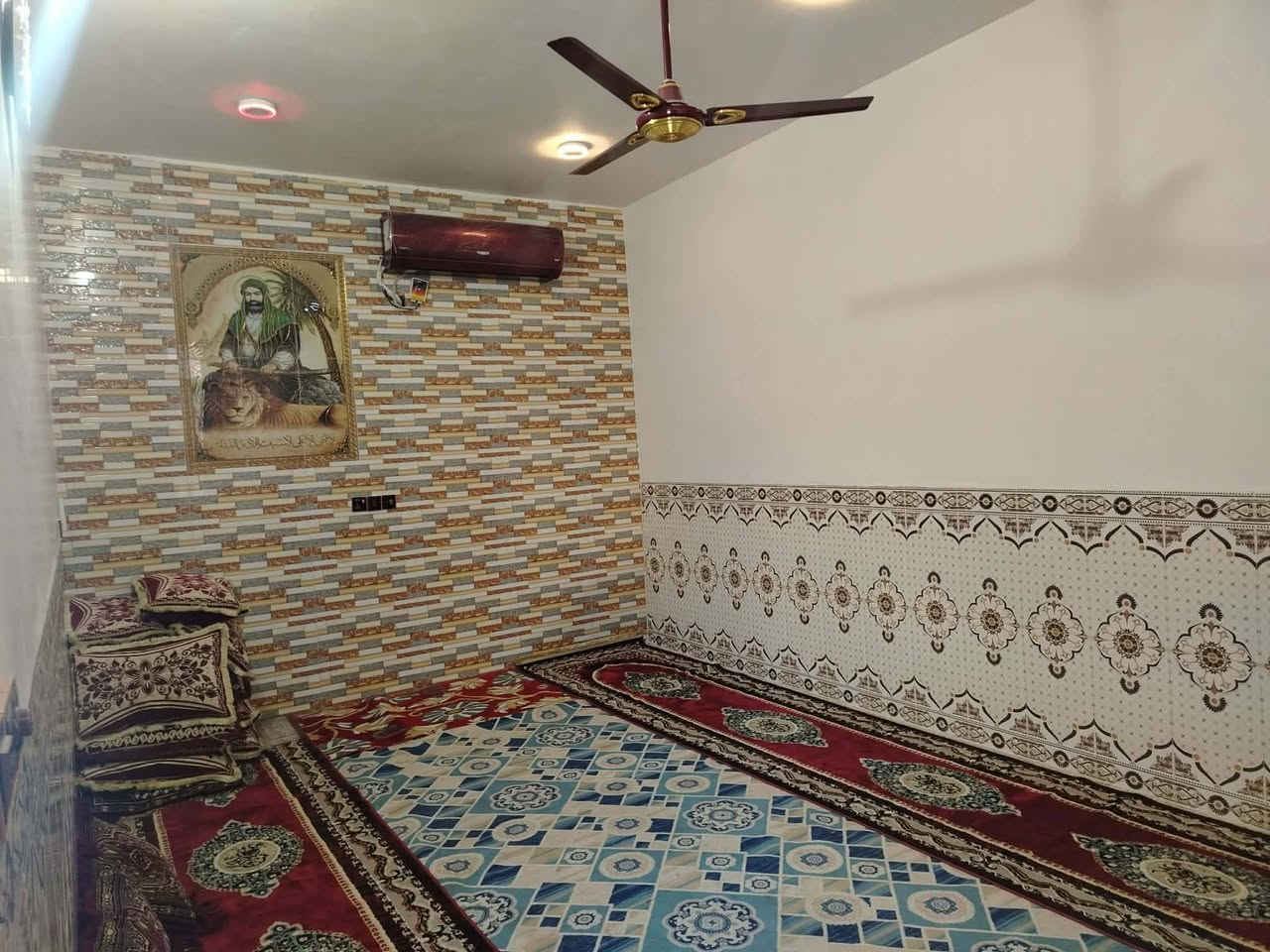 بيت ١٥٠ متر يحتوي على غرفة عدد ٢ مع صالة مع مطبخ مع صحيات عدد٢ مع استقبال مع طارمة كبيرة في سايدين شارع المطار في بداية شارع السبيس  *********** للبيع
