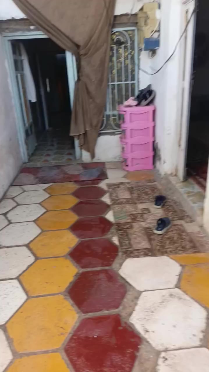 الدار للبيع المساحه 130 متر مع قطعه 200متر بصف البيت 
نوع العقار اصلاح زراعي 
يتكون من غرفه وصاله واستقبال ومطبخ ومنور وصحيات داخليه و خارجيه 
مسجل ماء وكهرباء في الدائره 
***********
بابل القاسم خلف حسينيه نعمه ال محيسن بنزله البستان
