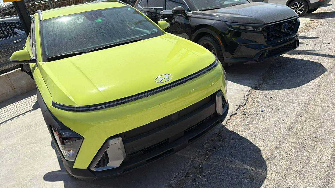 كونا  2024.
Hyundai KONA
دواخل اسود 

عداد المسفات ( 11 الف كم ) ) 

محرك رباعي الأسطوانات سعة 2.0 لتر دوش (DOHC)

ناقل حر كة او (الكير) ايكون تعليكً وليس طرح متغير باستمرار مع امكانيه تحويل الناقل  اليدوي (عادي. )

نظام دفع أمامي

(الموصفات وميزات 

* تشغيل السيارة عن بعد 

*تحكم دركسيون اربع جهات

* بوابات تهوية تفتح وغلق مع التشغيل والاطفاء 

* مراية وسطية تعتيم ذاتي 

* نظام دخول بدون مفتاح ( بصمة ابواب + تشغيل +صندوق )

*استيرن رجاج عند اقتراب الخطر

*اشاير بالمري

* نظام صوت من Bose ب8 سماعات 

* شاشتين متصلة بقياس (12.3) انش تعمل بالمس بدقة تصل الى 2K تدعم جميع انظمة الترفيهية ( عدادات و شاشة رئيسية ) 

*  كامرة خلفية تدعم تنبية وتوقف الذاتي و مساعدة على الاستفاف 

* نظام تثبيت السرعة التكيفي، ومساعد الحفاظ على المسار، ومساعد تجنب الاصطدام الأمامي

* إضاءة Led نهارية رفيعة ممتدة على طول حافة غطاء المحرك و صندوق 

*هند بريك بصمه

*اوتو هولد

* وسائد هوائية 8 ( الإرباك )

* تبريد شاشة بنظام مناخيّ بيانو منفصل( امامي وخلفي )

* مقعد ( كهربائية ) بوضعيات مختلفة 

*ماسحه خلفيه

* راديو متصل بالاقمار الصناعية ( Navigating )

* وضعيات قيادة مختلفة ( sport & normal)

* مرئا بشارة LED بنظام النقط العمياء 

* مقود من جلد بنظام تحكم بجميع الاعدادات 

* موصفات اخرى ( هند بريك بصمة + حساس اطارات + نظام نزول منحدرات + تحكم بالانارة الداخلية + عدسات LED امامية + كفرات (ويل) حجم 18 + قيادة ذاتية + ABS + شاحن  Tpsبمنافذ  + Auto Hold + نظام ترحيب ) حادثه قبق جنطه مبدل بلاد

وهذا رقم الشاصي لمعرفة التفاصيل والحادث👇

km8hc3abxru114391

 السعر 165$ وبيها مجال

 ***********
