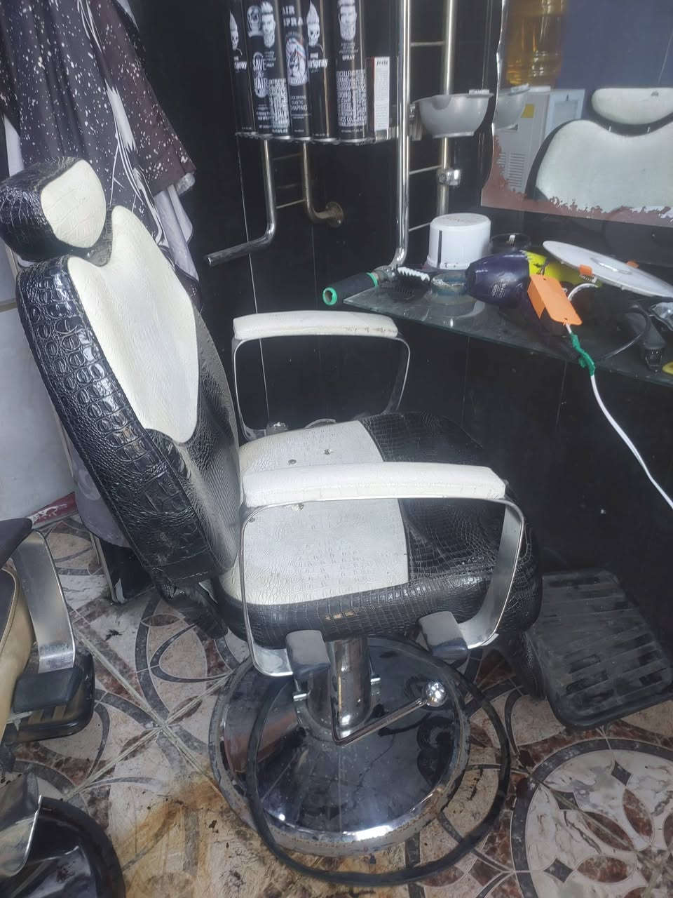 للبيع كرسي حلاقه مع مرأة مع ميز مع ادوات حلاقه مع مصطبة جلوس عنواني مدينة الصدر قرب سوق الاولى
هاتف***********
