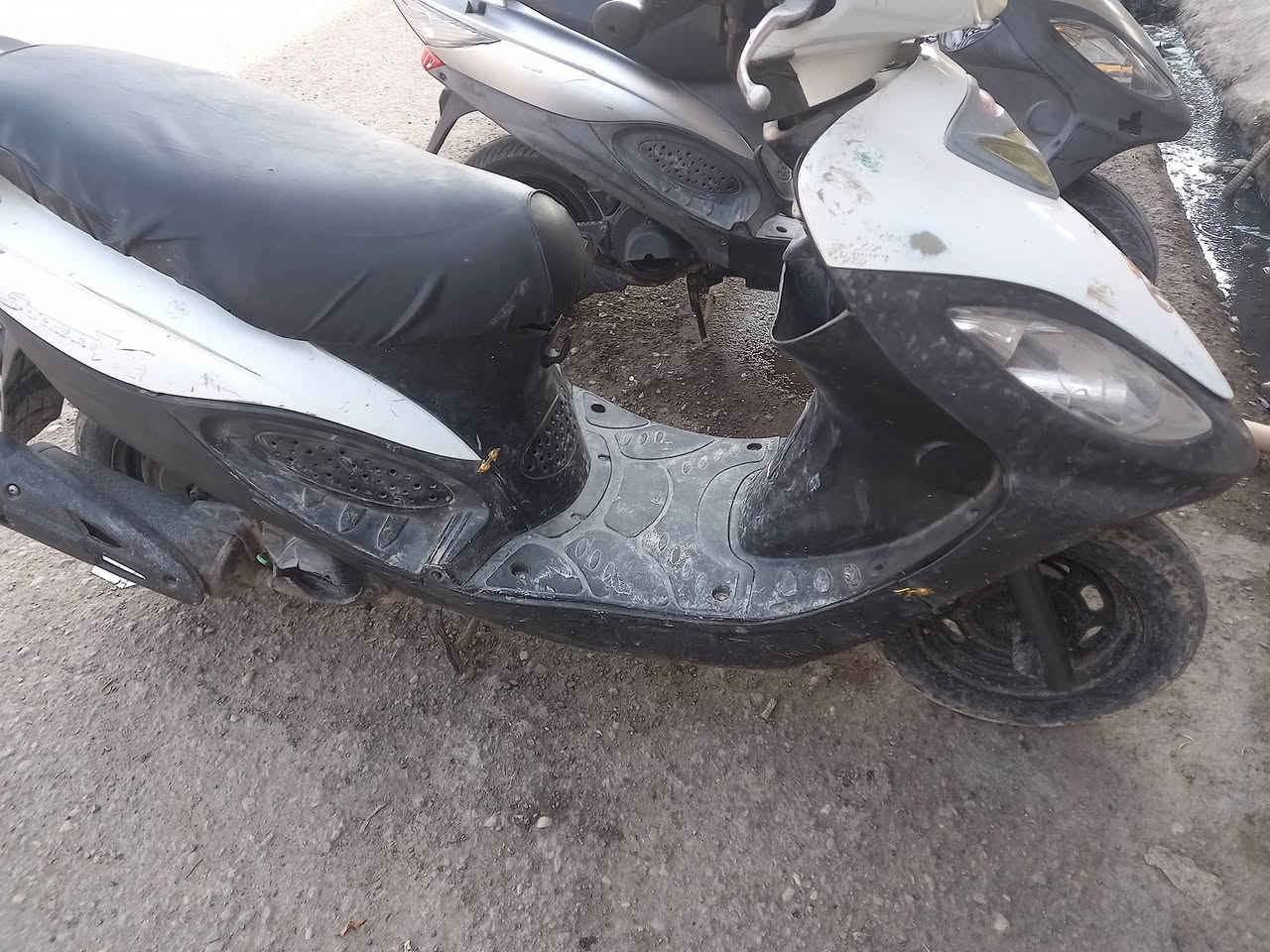 كامكو 2011 كفاله عامه من كلشي برقي ما مفتوح بيها للبيع دراجه احلى من الصور 750 وبيها مجال لشراي خاص مفتوح وهذه رقمي ***********
