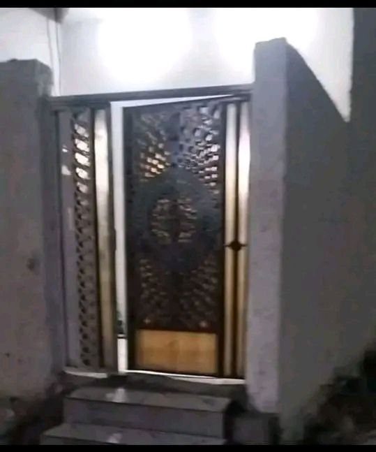 بيت للبيع 
مساحة البيت 100 متر
نوع الطابو / طابو زراعي عراقي نسخة من الطابو مع وكالة من المحكمة
نوع البناء / كونكريت مسلح بناء بلوك 
 طابق واحد
التفاصيل / غرفتين منام وهول واستقبال ومطبخ وصحيات خارجية
العنوان . البصرة .الجزيرة . باب الهوى . مقابل افران محمد 
السعر /58 مليون وبي مجال 
مراسلة خاص او واتساب فقط
***********
