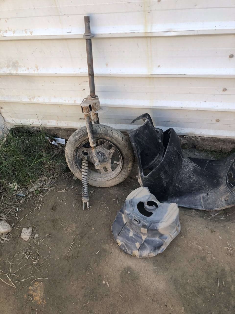 وتساب او تصال  *********** 
غراض تفصيخ سازوكي تايرات تاير تفصيخ ١٠ ويل ١٠ تاير وياله ١٥ 
دبل  خلفي ٥ ماشات ١٥ مكينه باقيه وحده شغاله شرط بس شد ملف مالك عليها سعرها قفل ٢٥
شاصي اوراق ٢٥ الف
دبت دهن بانزين الوحده ع ٥
ضفيره ١٠ الف نقص فيش كتف فقط
كفرات قطعه ع ٥ كفرات يوماها ٩ زروف خلفي مال لايت قطعه ع ٥
