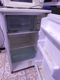 ثلاجة للبيع شغالة ناقصه غاز فقط لين متروكة فترة مابيه ليك  ميكروويف شغ...