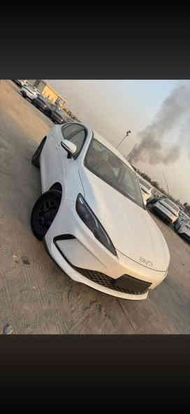 BYDSEAL05  DM-i 1.5L موديل 2025 - سيارة 
اللون الابيض والداخل ابيض 

هجينة قابلة للشحن جديدة كليًا للبيع

تواصل معنا اليوم لمعرفة سعر الجملة!

‭0776 240 1512‬

***********📞📞☎️☎️

● النوع: جديد (2025)

● الموديل: سيدان مدمجة (هجينة قابلة للشحن)

● نوع الطاقة: هجينة قابلة للشحن (PHEV)

● الأبعاد: 4780 × 1837 × 1515 مم

● المحرك: 1.5 لتر L4 بقوة 101 حصان + محرك كهربائي

● أقصى قوة للمحرك: 74 كيلو واط (101 حصان)

● أقصى قوة للمحرك: 120 كيلو واط (163 حصان)

● أقصى عزم دوران للمحرك: 126 نيوتن متر

● أقصى عزم دوران للمحرك: 210 نيوتن متر

● ناقل الحركة: E-CVT

● نوع الدفع: دفع أمامي

● التسارع (من 0 إلى 100 كم/ساعة): 7.6 ثانية

● السرعة القصوى: ١٨٠ كم/ساعة

● مدى القيادة بالكهرباء فقط (CLTC): ٥٥ كم

● استهلاك الوقود (WLTC): ١.٧٤ لتر/١٠٠ كم

● مدة شحن البطارية: ٢.٢ ساعة (شحن بطيء)

● نوع الهيكل: سيدان بأربعة أبواب، ٥ مقاعد

● سعة صندوق الأمتعة: ٥٠٨ لترات

● خزان الوقود: ٦٥ لترًا

#شكل التسلا ✅

نظام دفع هجين فعال سعة ١.٥ لتر بكفاءة حرارية ٤٦٪

استهلاك منخفض للوقود صديق للبيئة

مساحة داخلية واسعة لخمسة مقاعد مع صندوق خلفي كبير

توازن مثالي بين الأداء والكفاءة

للاستفسار اكثر الأتصال او زيارة موقع الشركة   

📍بغداد معارض البياع المدخل الرئيسي مقابل محطه وقود السيديه شركه بغداد المركزي 

📍مدخل بغداد قرب سيطره 75 

‭0776 240 1512‬

***********

***********
