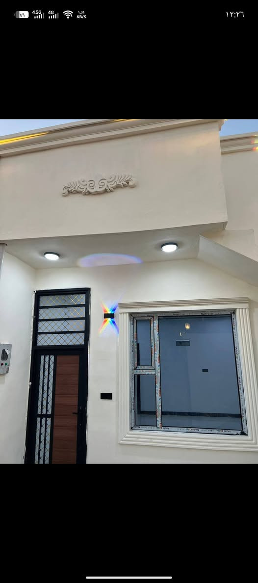 السلام عليكم بيت 100متر حي بدر قرب مدرسه علي شاهين بيت فول صفر مامسكون سعر 39وبي مجال ***********
