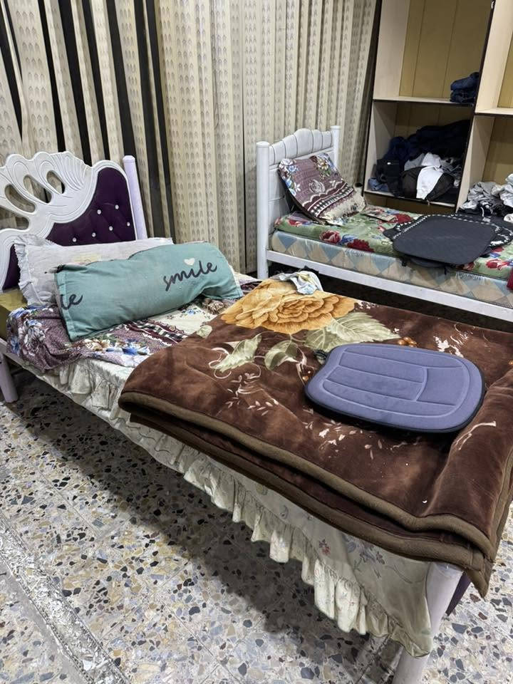 عندي ذني الغراض للبيع 
ميز كاشير وملحق 
تخم قنفات 
طاولة 
جرابي ثنين عارضات ثنين 
جرارات 
كرسي مكتبي 
باب خشب صاج
ومراوح جدارية 
مكانهن حي العدالة على شارع الصب ابيعهن كلهن مو قطع 
***********
