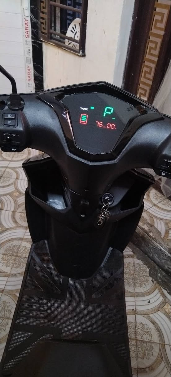 العنوان: وحش الشحن (TANK) للبيع - مواصفات خاصة ونظافة توب ⚡️
الوصف:
السلام عليكم شباب، عندي هاي الدراجة الشحن (ماركة تانك) للبيع، دراجة مال بيت ونظيفة جداً وجاهزة من كلشي. انسى البنزين والانتظار بالمحطات، هاي المواصفات اللي تدور عليها:
​✅ البطاريات: تحتوي على 6 بطاريات (نظافة ممتازة).
✅ المسافة: تمشيك 60 كيلو بالشحنة الواحدة (اقتصادية جداً).
✅ السرعة: سرعتها الحقيقية توصل للـ 60 كم/ساعة.
✅ الشحن السريع: تشحن من الصفر للـ 100% بساعة وربع فقط (يعني ما تمل من الانتظار).
✅ الاضافات والتقنيات:
​مثبت سرعة (Cruise Control) للراحة بالخطوط الطويلة.
​منفذ AUX لشحن الموبايل وأنت تمشي.
​لايت ليد ليزري (عالي - ناصي) قوي جداً.
​إشارات وكهربائيات كلها شغالة 100%.
​💰 السعر: 950 ألف دينار عراقي، وبيه مجال بسيط للشراي الطيب.
📍 المكان: (بغداد...الدوره).
📞 للتواصل: راسلني خاص أو اتصل على الرقم: (*********** ).رصيد معلق واتساب تحصلني 
​نصيحة: هاي الدراجة بمواصفات "ساعة وربع شحن" و"60 كيلو مشي" مرغوبة جداً،

