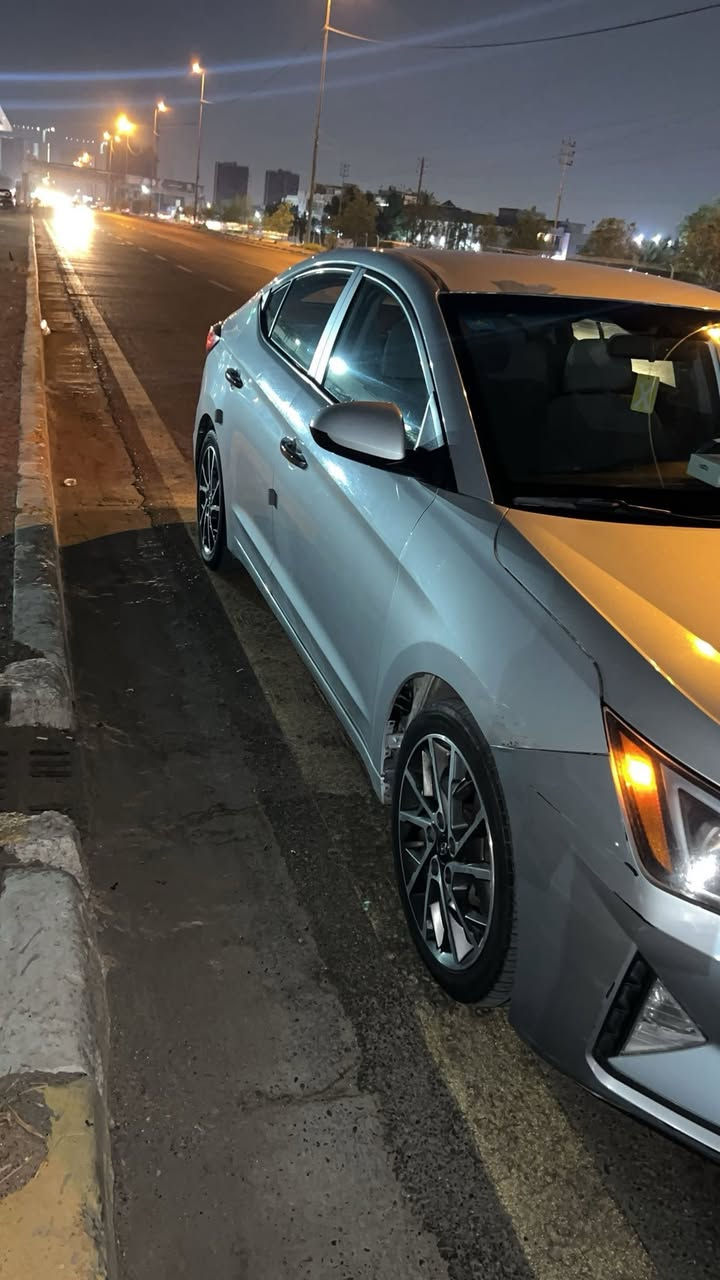 السلام عليكم سيارة النترا وارد امريكي 2019 حادثها الجاملاغ الأيسر الامامي بدون لا شواصي ولا لغود سليمات 
سعرها شده و25ورقة 
(يوجد نقد ، اقساط)
مكاني بغداد الدورة 
***********واتساب
