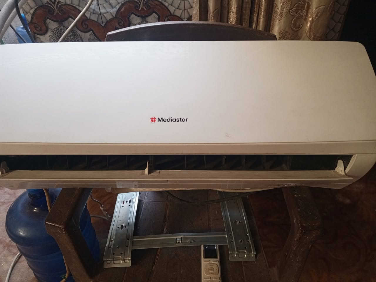 السلام عليكم 
للبيع سبلت قياس واحد1طن نوع ميديا   يشتغل تدفئه وتبريد جهان بعده جديد ع وضع شركه حاليه مشدود موقت وع فحص تبريد ثلج سعره 225 مكانه الصويره حي العسكري هاتف ***********
