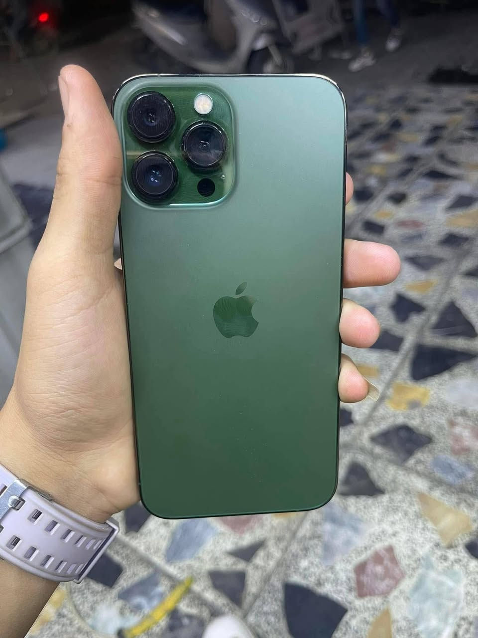 ايفون 13 برو ماكس 
جهاز كلش نضيف 
بحاله الوكاله 
بطاريه86 
ذاكره 256
مستبدل شاشاه 
جهاز شرق اوسط 
فيس ايدي شغال 
جهاز كله مكفول وشغال 
شاشاه تلث خيارات فيس ايدي شغال 
مكاني حله اتصل او خاص 
***********
سعر 550 وجهاز مو سعره والله 
او مراوس
