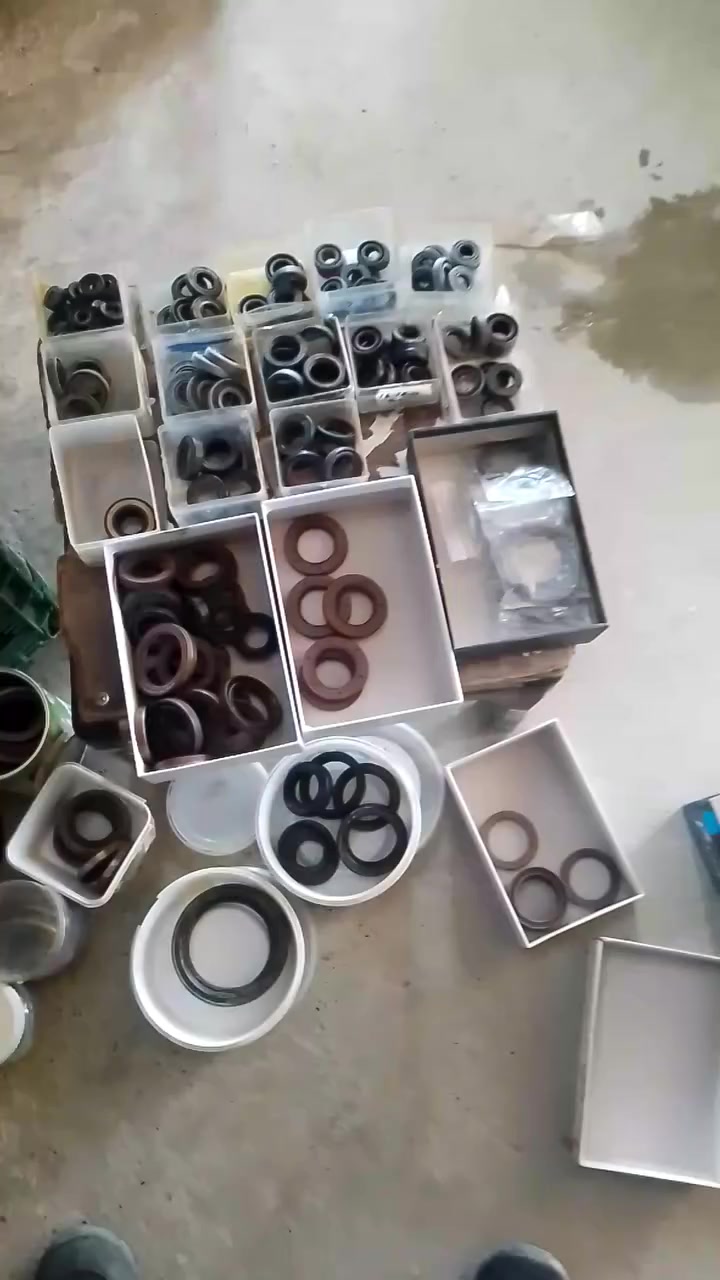 الي جمع فيطرات عندي جميع أنواع جبنات سيارات اوبل وتايوتا ومازدة وافيو     ابيع كوترة عشوائي
***********
