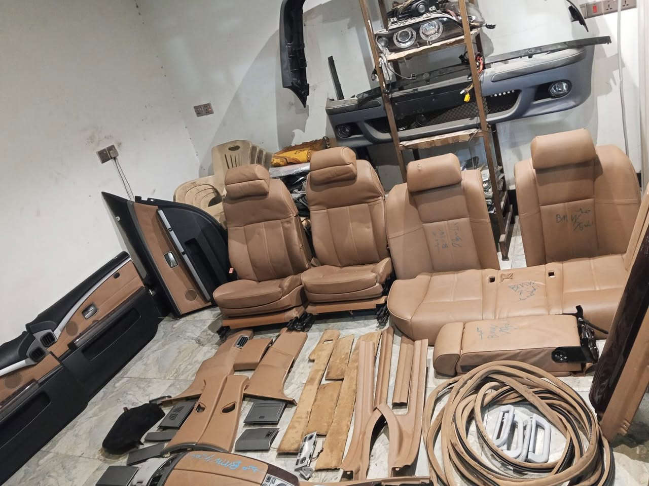 السلام عليكم 
غرفة باخره كاملة من الدشبول للدشبول باب طويل 
بيجي بدون تنته وأرضية 
العنوان حله حي الصناعي شارع العام شركة المركزي علي يوسف 
***********
