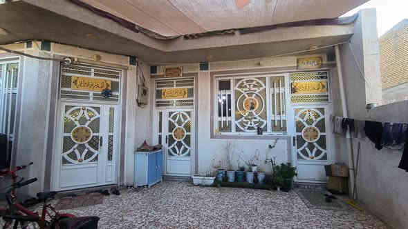 دار للبيع مساحته 200م بناء حديث 
الموقع حي الحسين شارع 60 قرب محلات ابو كاظم 
استقبال 4×7
المطبخ 4×5
غرفتين 4×5
صاله 4×8
صحيات داخليه وخارجيه 
مناور عدد 2
السعر 150 وبي مجال 
للاستفسار والتواصل ***********
