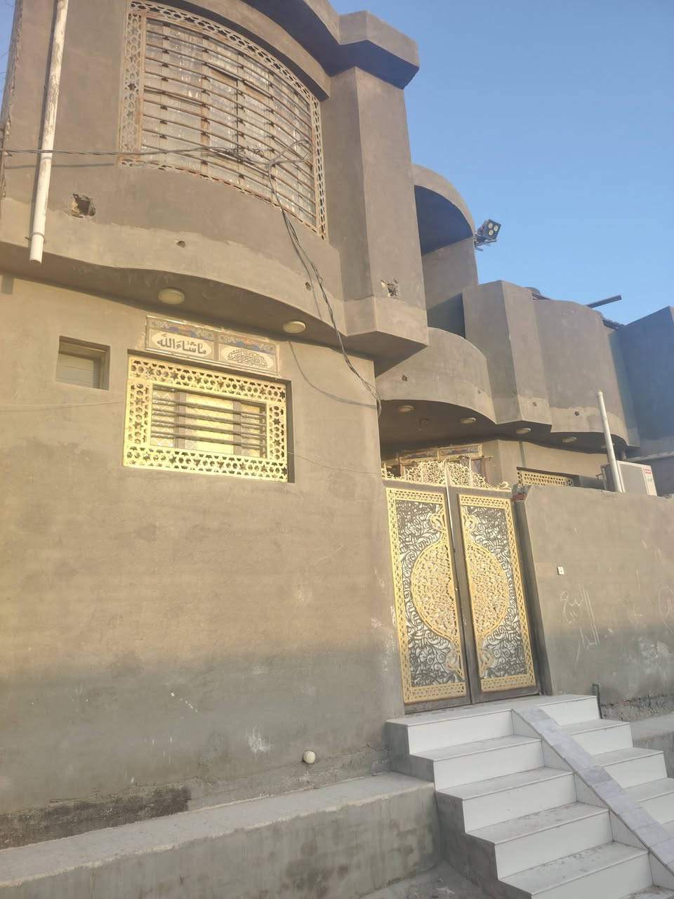 سلام عليكم بيت زراعي حي الإعلام قريب على الشارع العام
للبيع يدار بلمحكمه ***********
