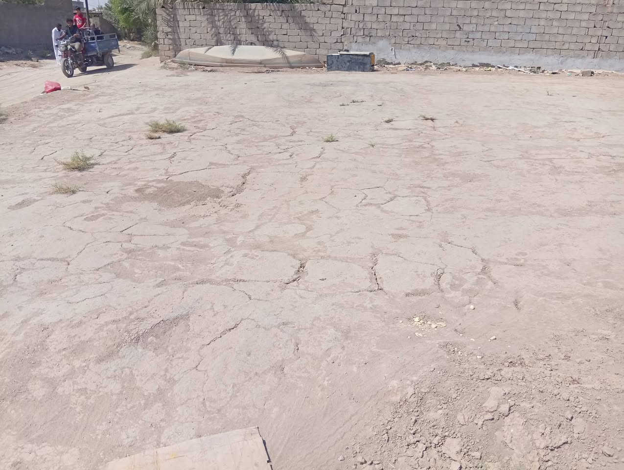 سلام  عليكم  قطعة للبيع مكان بني زيد السليمان وره مركز شرطه مساحه ٣٠٠متر متوفر ماي كهرباء مجاري مدرس متوصطه وبتدائيه رقمي ‏‪***********‬‏
