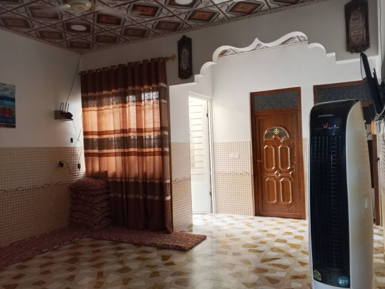 بيت للبيع في منطقة حاوي الجوسق صاير ابديت المنطقه               مساحه البيت 150متر بيت كامل وبناء حديث يتكون البيت من غرفتين وهول ومناور ثنين وصحيات داخلي وخارجي وستقبال ومطبخ وكراج مال سياره واجه سيراميك الشراي اتصل ***********

