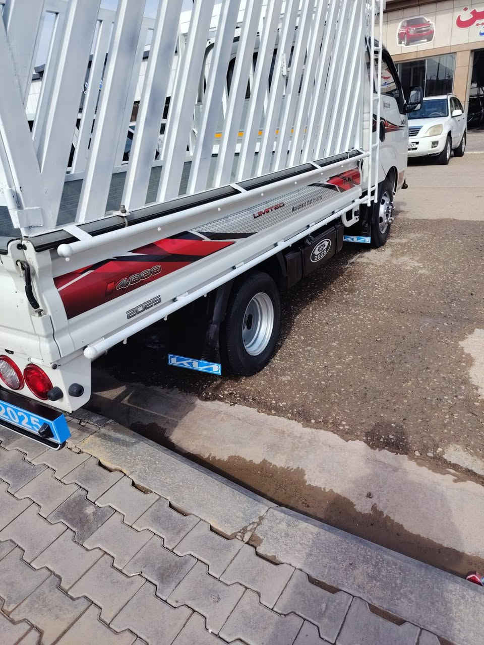 السلام عليكم
كيه بنكو مديل 24 سيارة مكفولة كفالة عامة ماشية 30 الف  رقم واسط انكليزي سيارة جاهزة حدادية وتخم تاير سيارة علة وضع شركة سعر 205 وبيهة مجال رقم الهاتف ***********
