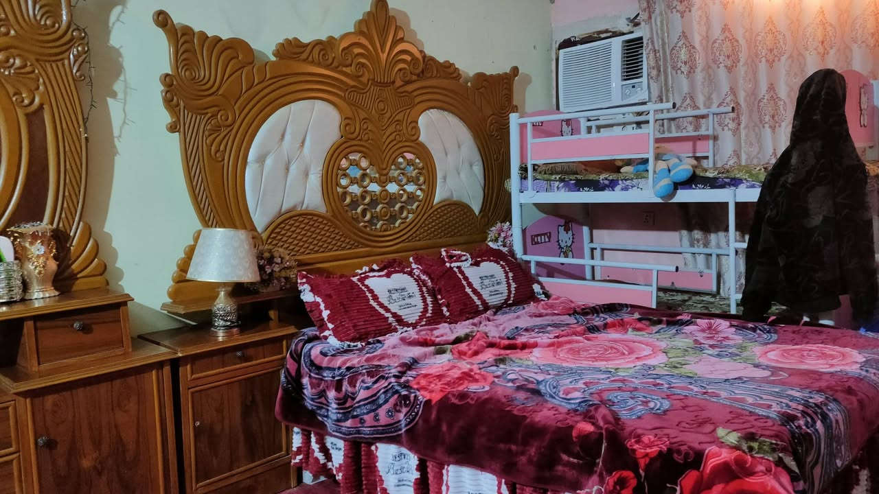 السلام عليكم
غرفت نوم ست بيبان نضيفه لا ضربه لا زلغ

يرادله قفاله ويدات تعبانه 

مكاني الشعله 
السعر 500

***********
