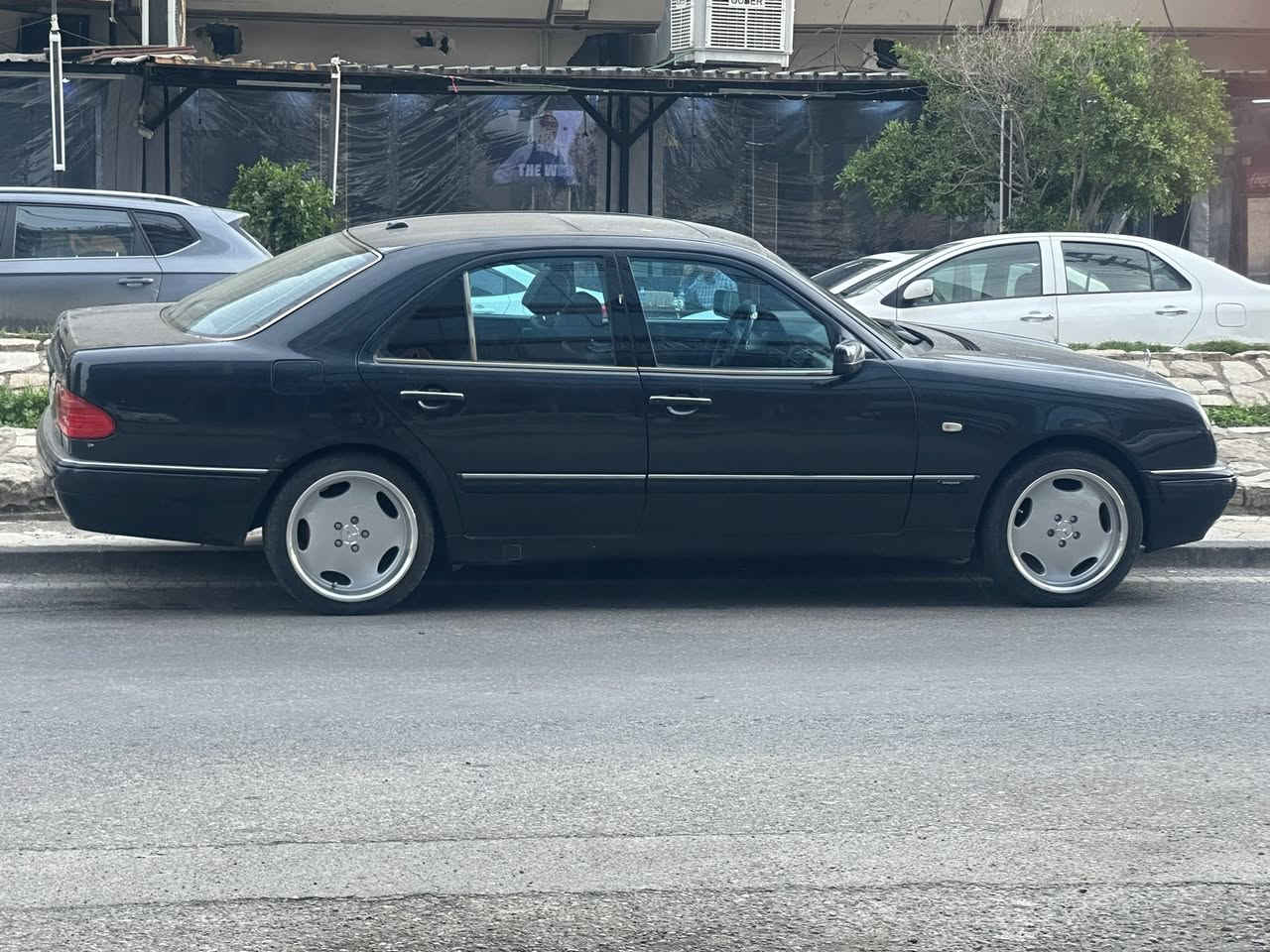 سلام عليكم 
مارسدس ام عيون موديل 98 مكينه V رقم بغداد مشروع وطني باسمي مكفوله ضربه وبرانكيت فقط صبغ للجماليه جاهزه من كلشي للبيع فقط مكاني بالناصريه السعر 100 وبيها مجال شي بسيط رقمي ***********

