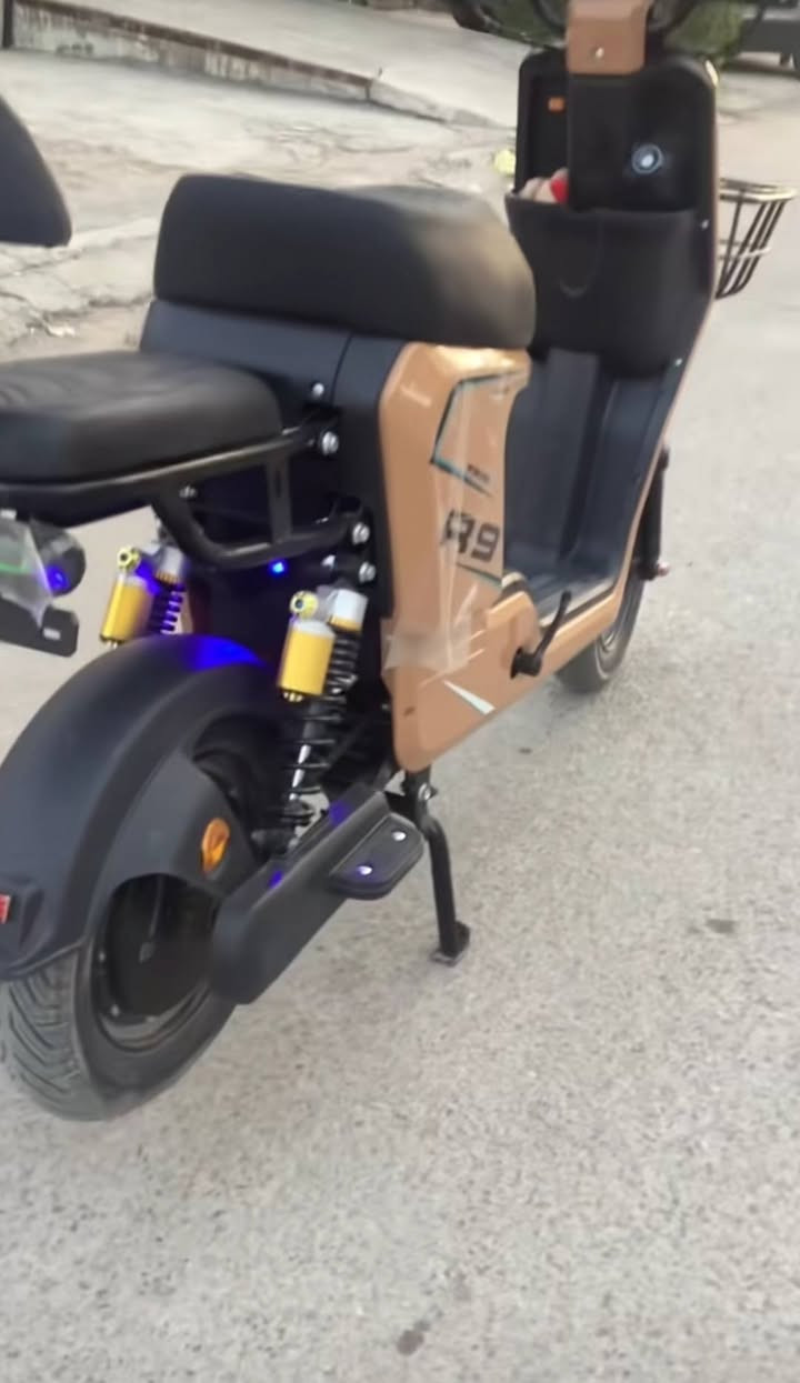 دراجه R9 ملف 1200 سرعته 109بطاريات خمسه   مديل 2026 شحنه لوحده تمشيك40 كيلو داجه نضيفه السعر 550 وبيه مجال مكان البصره العشار  وتساب***********
