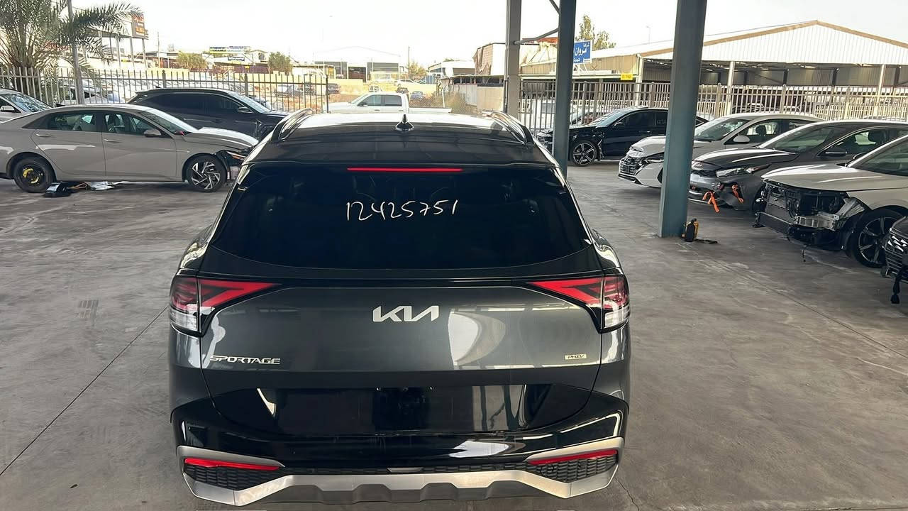kIA SPORTAGE Sx-Prestige 2024 1.6 Hybrid plug-in
*plug-in*بلكن

.

*أعلى مواصفات برستيج (بلكن )ثلاث انظمه قياده

(شحن +هايبرد + بانزين) قليله ونادره خصوصا بهل النظافه 

والمواصفات …

ماشيه 13 الف مايل 

* المواصفات كلش هواي وموضحه بالصور اعلى شي بيه

فور ويل AWD

تقديم وترجيع بالريمونت

بنوراما 

5 كاميرات  اماميه وخلفيه وجوانب 360 درجه

حساس امامي وخلفي+ رادارات 360 درجه

كشنات جلد+ تدفئه وتبريد كشنات + ستيرن هيتر

جنطه كهرباء 

كير ماوس

لد داخلي متغير الالوان

كشن خزن ميموري

🚗الحادث كما موضح بالصور بدون صبغ نهائيا فقط جاملغ مبدل اصلي نفس اللون وبدون اي ضرر داخلي بدون لغد وبدون ايرباك جميع الايرباكات سليمه 🚗

المكان بابل - الحله

***********

السعر 238$ مع الترقيم بغداد
