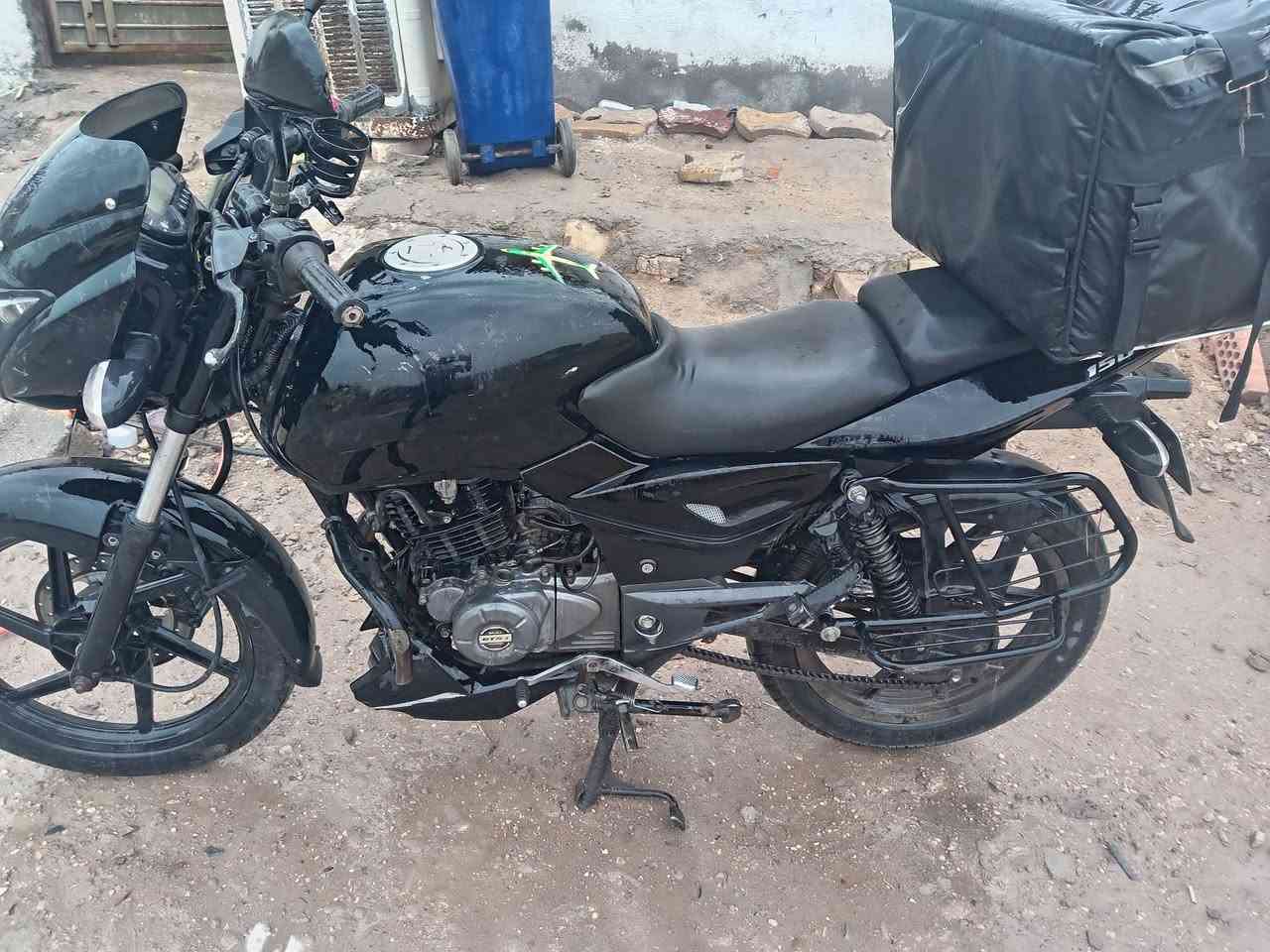 السلام عليكم شباب دراجه بولسر للبيع محرك 150 نضيفه محرك وكشر بس حادث ونكسر مازده مرقم وسنويه كامله رقمها بغداد عارضها (1500) وبيها مجال للتواصل ***********
