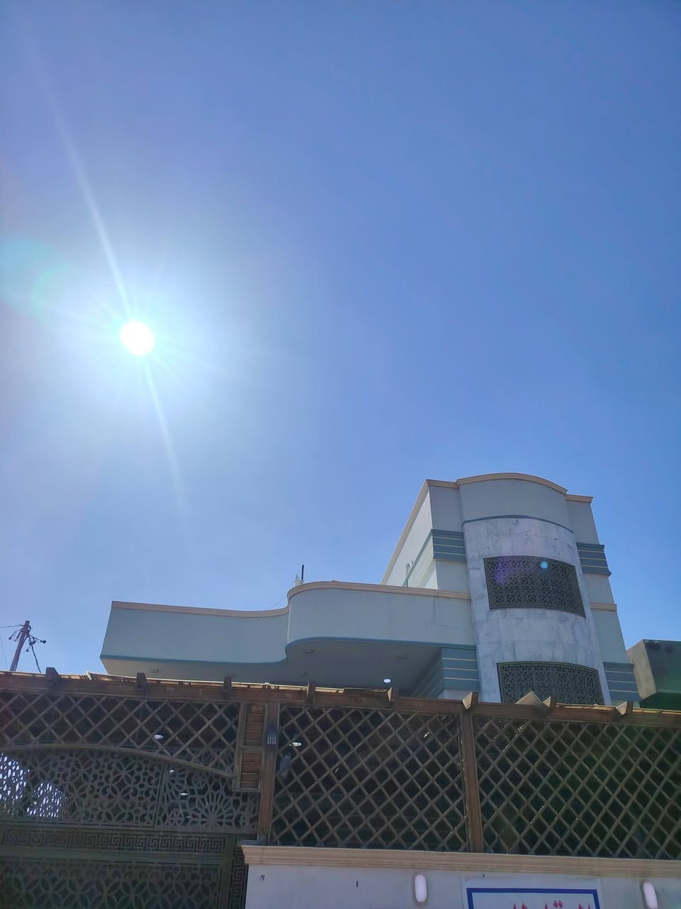 #فلة ثلاث طوابق البناء #طابوق
تحتوي على #ثمان - 8 - غرف منام
#المساحة :: 480 م 
طابو ملك صرف عرصة #تحويل مباشر
#إبي_الخصيب -طلاع الحمزة - قرب مدينة الأندلس
#الفلة تقع على شارع 20م 
وتبعد عن طريق سيد حامد الرأيسي 300م
#يحتوي_الطابق_الأول :: كراج واسع ومنور وحديقة
ومسبح وشلال وسقيفة من الخشب الصاج
ومطبخ خارجي خاص بالضيوف وصحيات خارجية
وأستقبال ومطبخ خاص بالعائلة وغرفتين منام 
ودرج وصحيات داخلية .
#يحتوي_الطابق_الثاني :: أربع غرف منام نضام سويت وصالة واسعة وصحيات داخلية 
#يحتوي_الطابق_الثالث :: غرفة منام واسعة نضام سويت وباب مطل على السطح الخارجي .
#شغل_الفلة:: من الطراز الحديث وديكور #ملكي
ونضام جبس بورد وإنارة ونظام كامرات 
#موقع_مميز_جداً —— والخدمات 💯💯
٠٠٠٠٠٠٠٠٠٠٠
#السعرالمطلوب :: 575 مليون قابل للتفاوض

#للأستفسار :: اتصل / ***********
